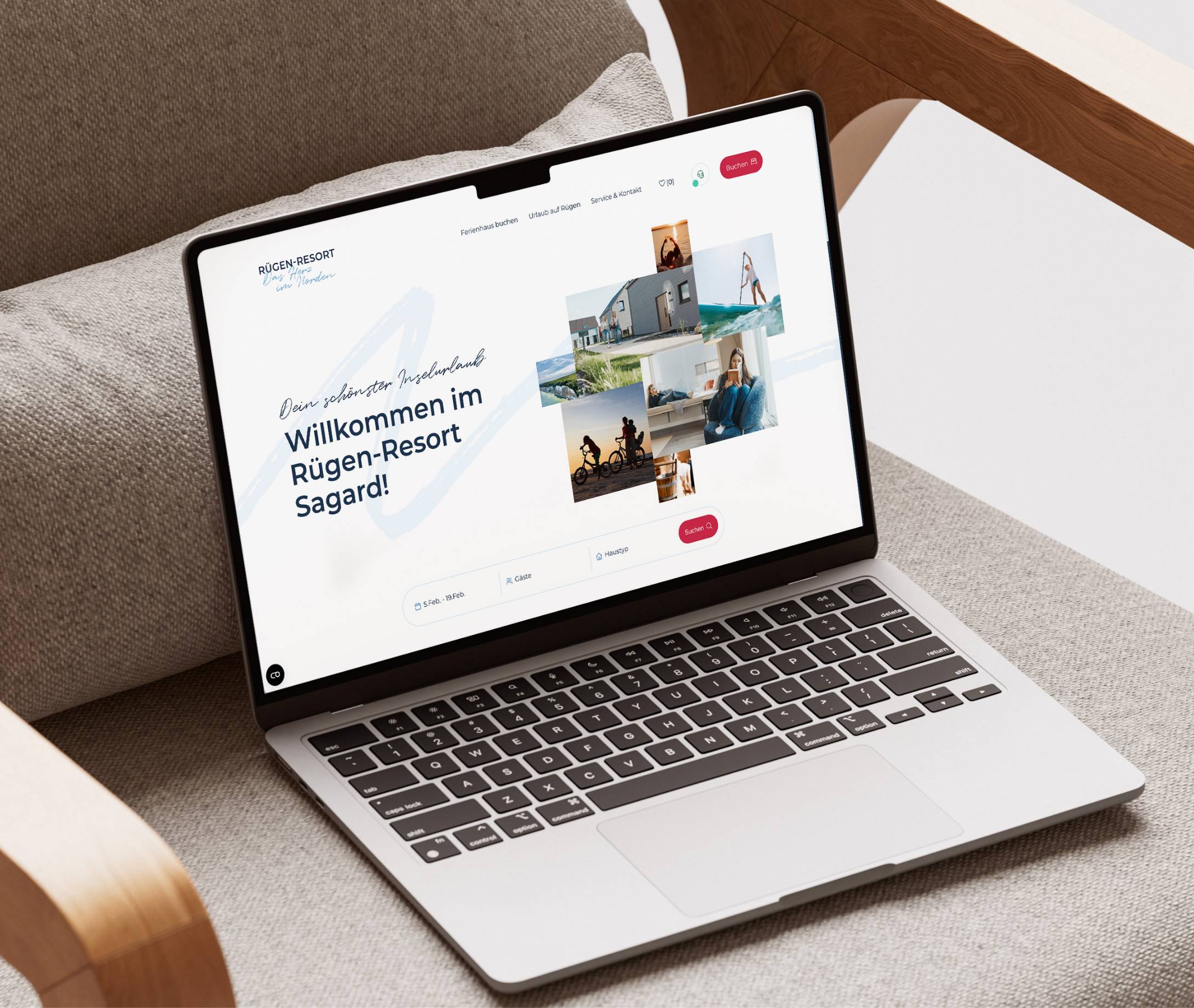 h2_gstolz_teaser_03.jpg Ein Laptop liegt auf einem Stuhl, geöffnet ist die Internetseite von Rügen Resort Sagard