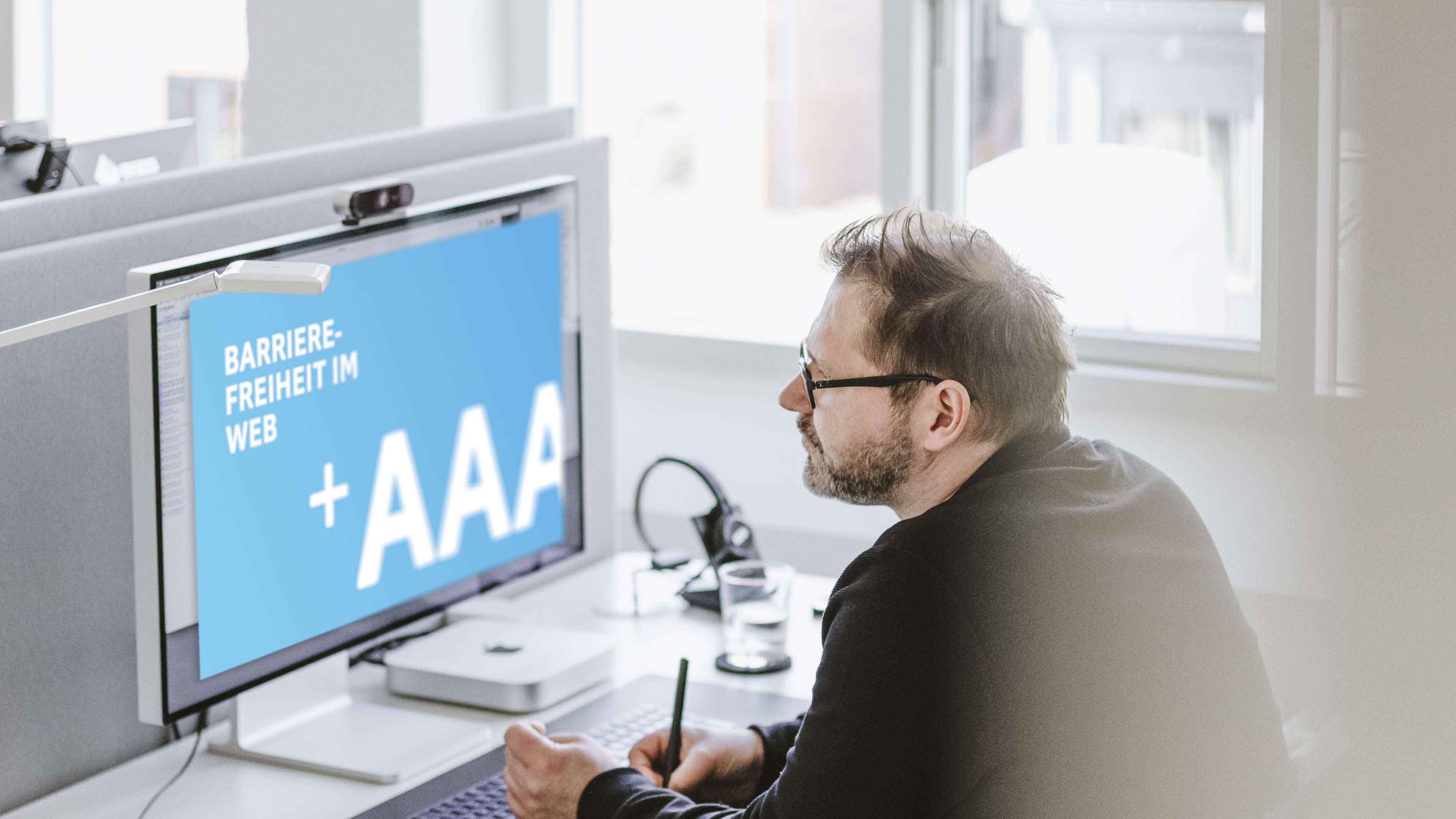 Foto von unserem Kollegen Marcel an seinem Arbeitsplatz