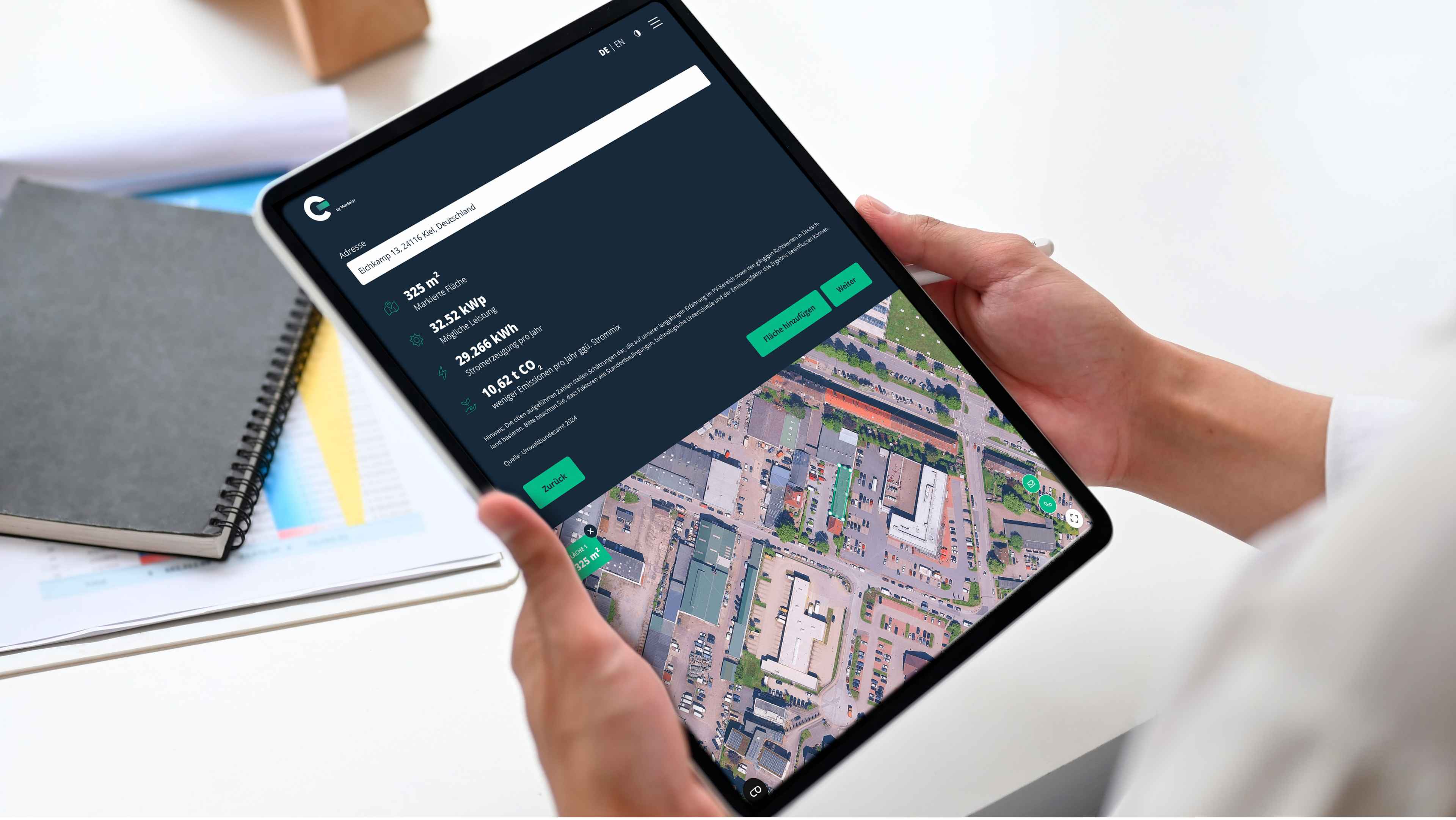h2_enpar_lead-tool_slider_02.jpg Hände halten Tablet, das Website von Energy Partners zeigt