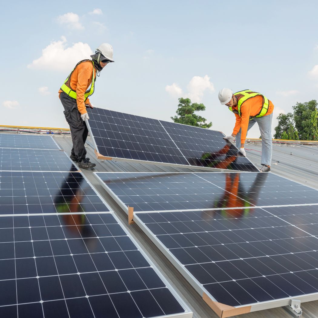 h2_enpar_lead-tool_teaser_05.jpg Zwei Arbeiter verlegen Photovoltaikanlage auf Dach