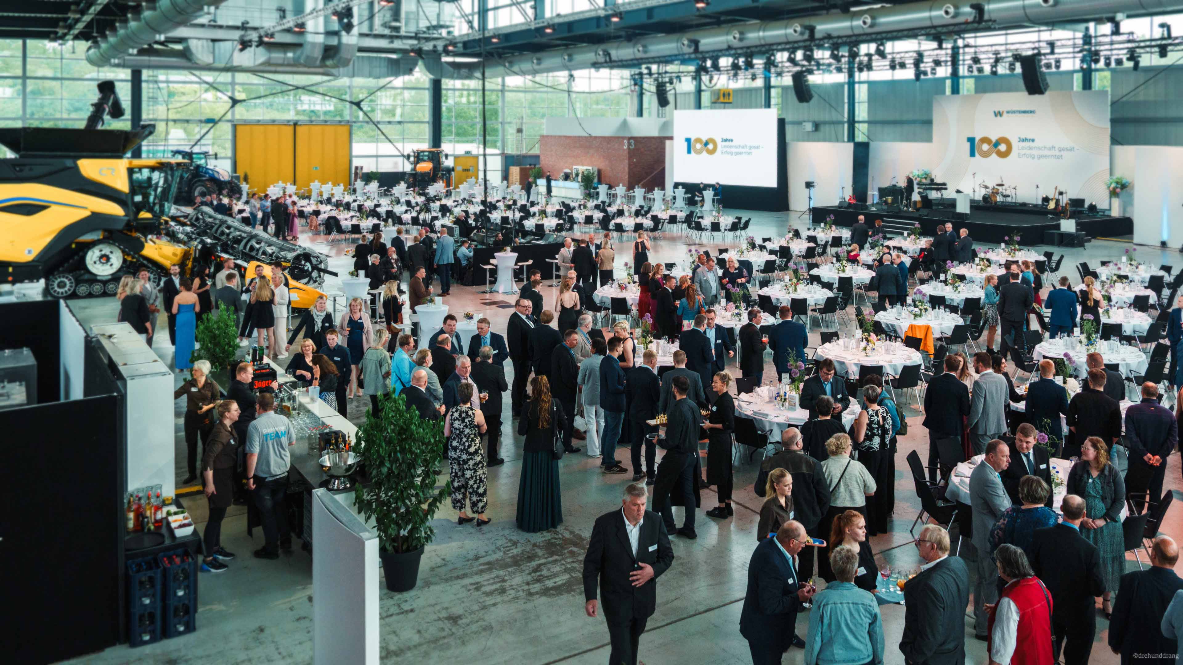 Blick in menschengefüllte Messehalle Husum zur Jubiläumsfeier von Wüstenberg