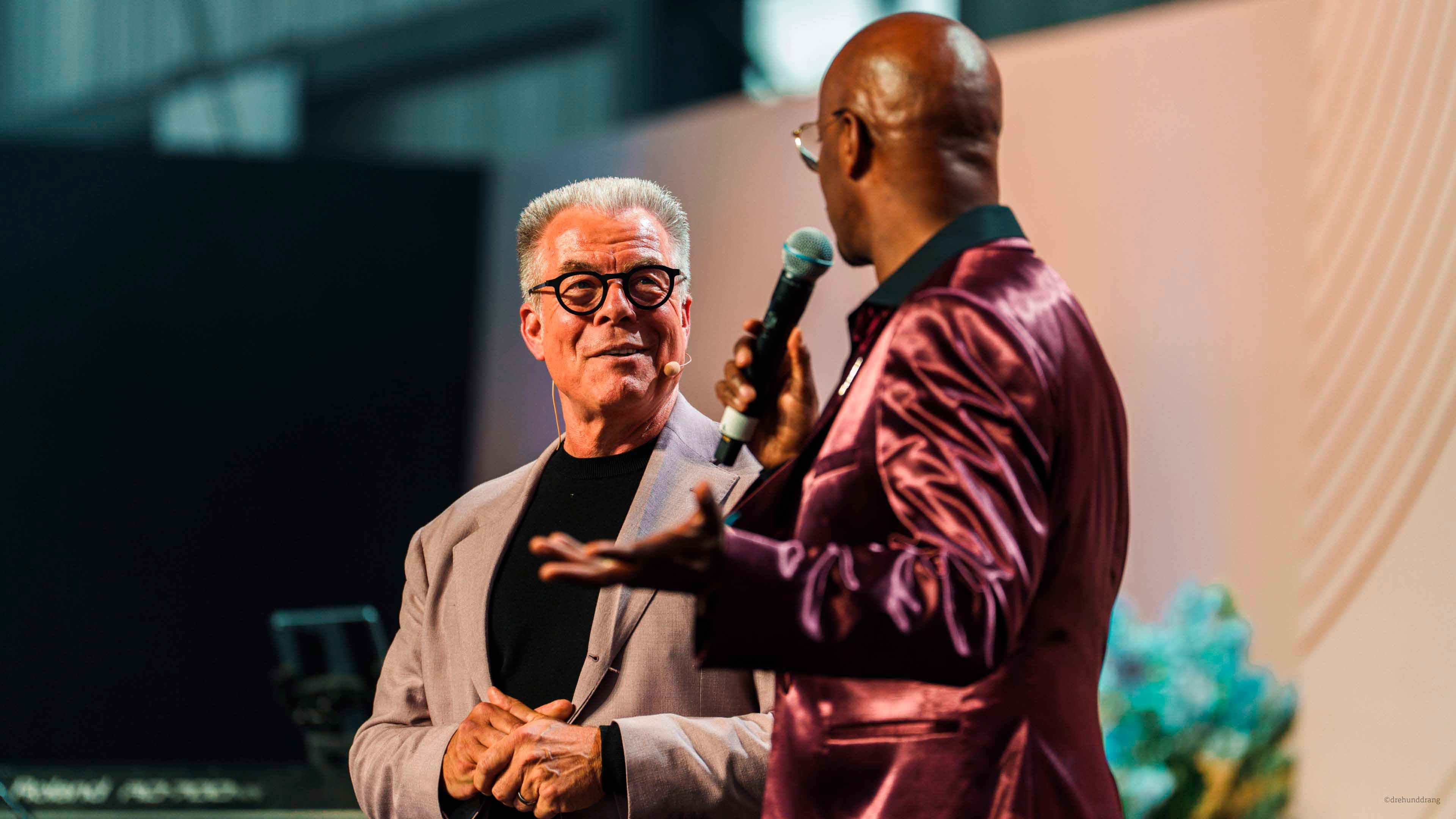 Moderator Yared Dibaba und Holger Wüstenberg im Gespräch auf der Bühne