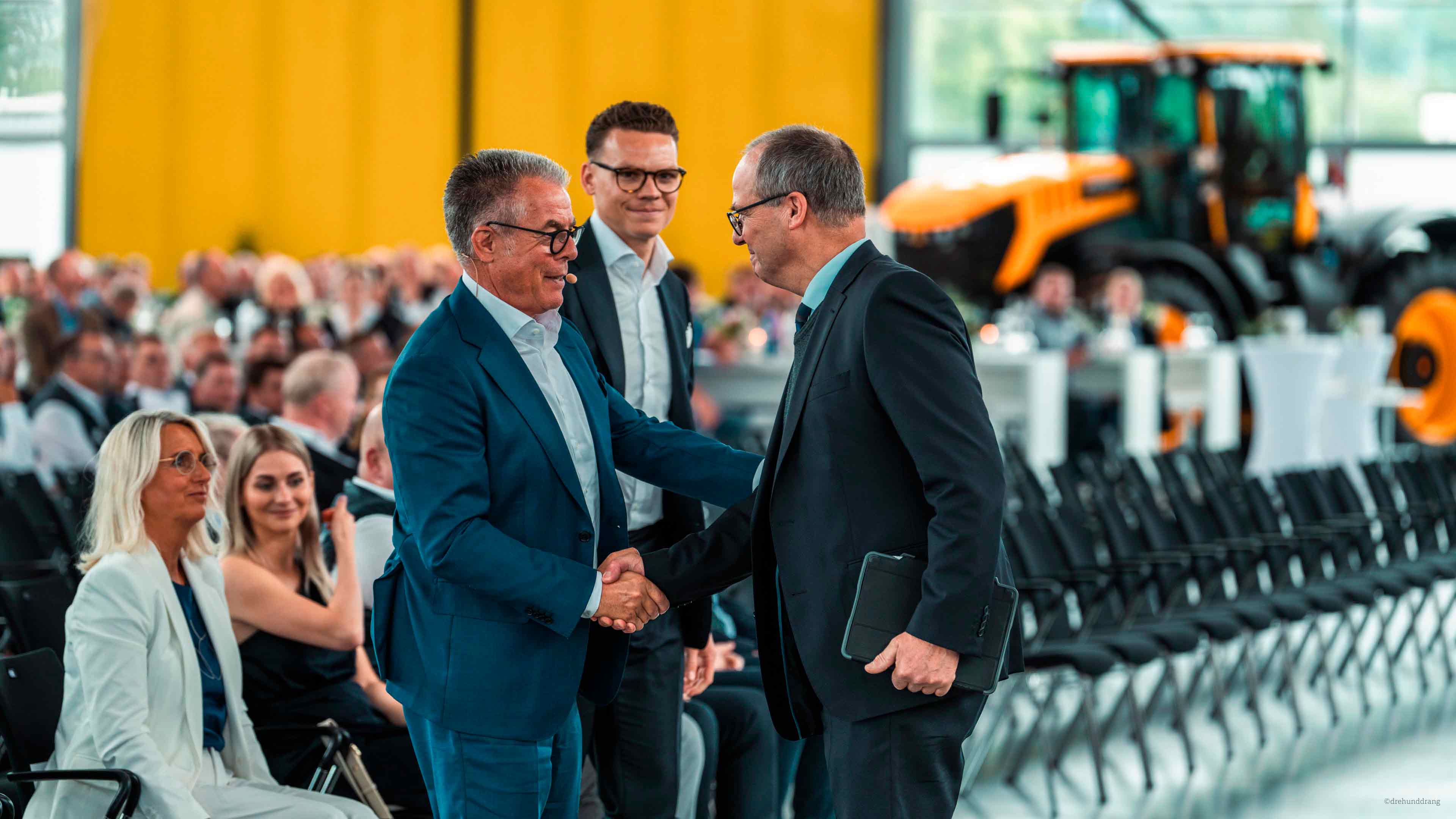Holger und Momme Wüstenberg beim Handschlag 