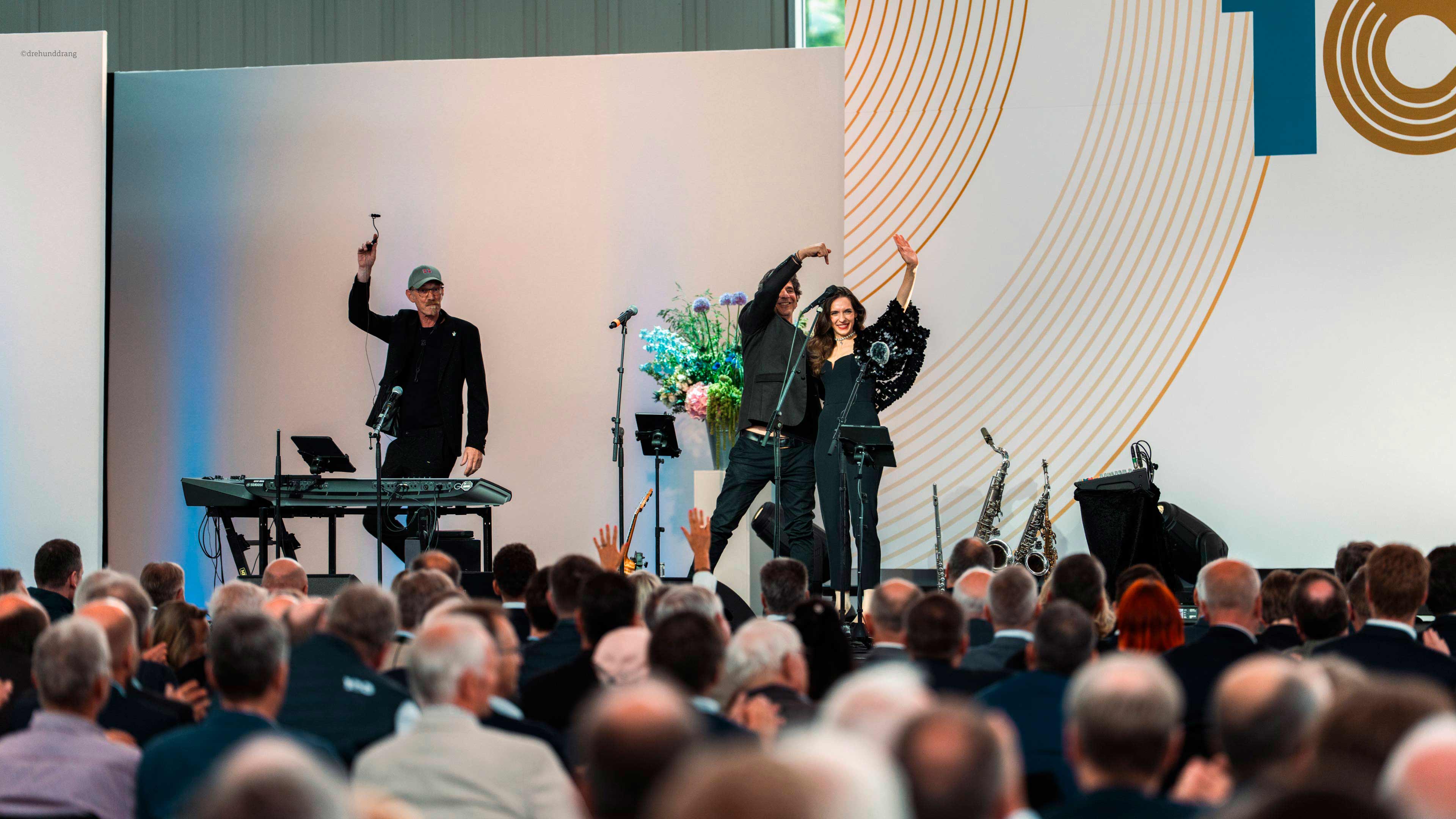 Drei Musiker auf der Bühne der Jubiläumsfeier von Wüstenberg