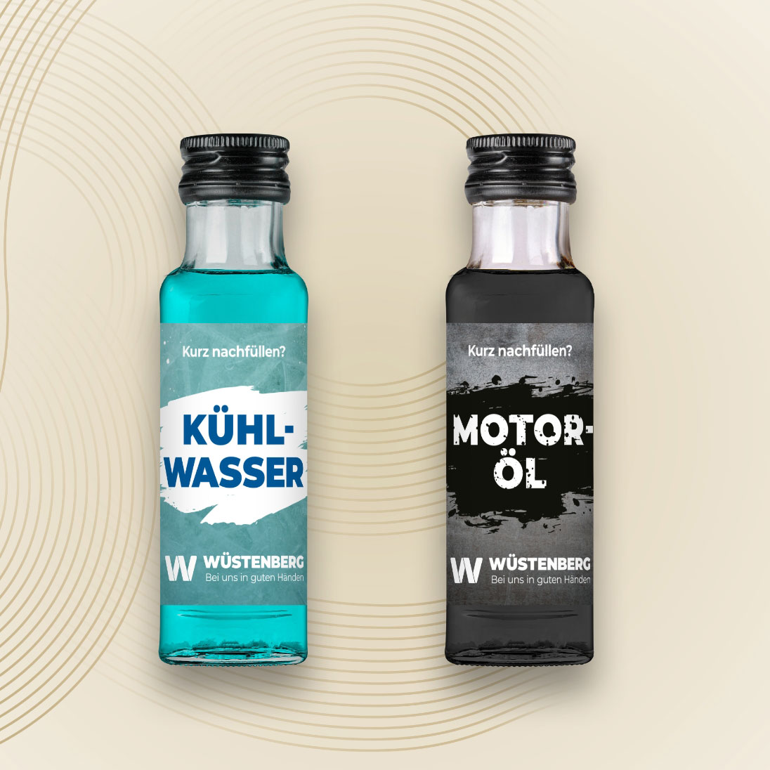 Zwei kleine Fläschchen mit Aufdruck Kühlwasser und Motoröl