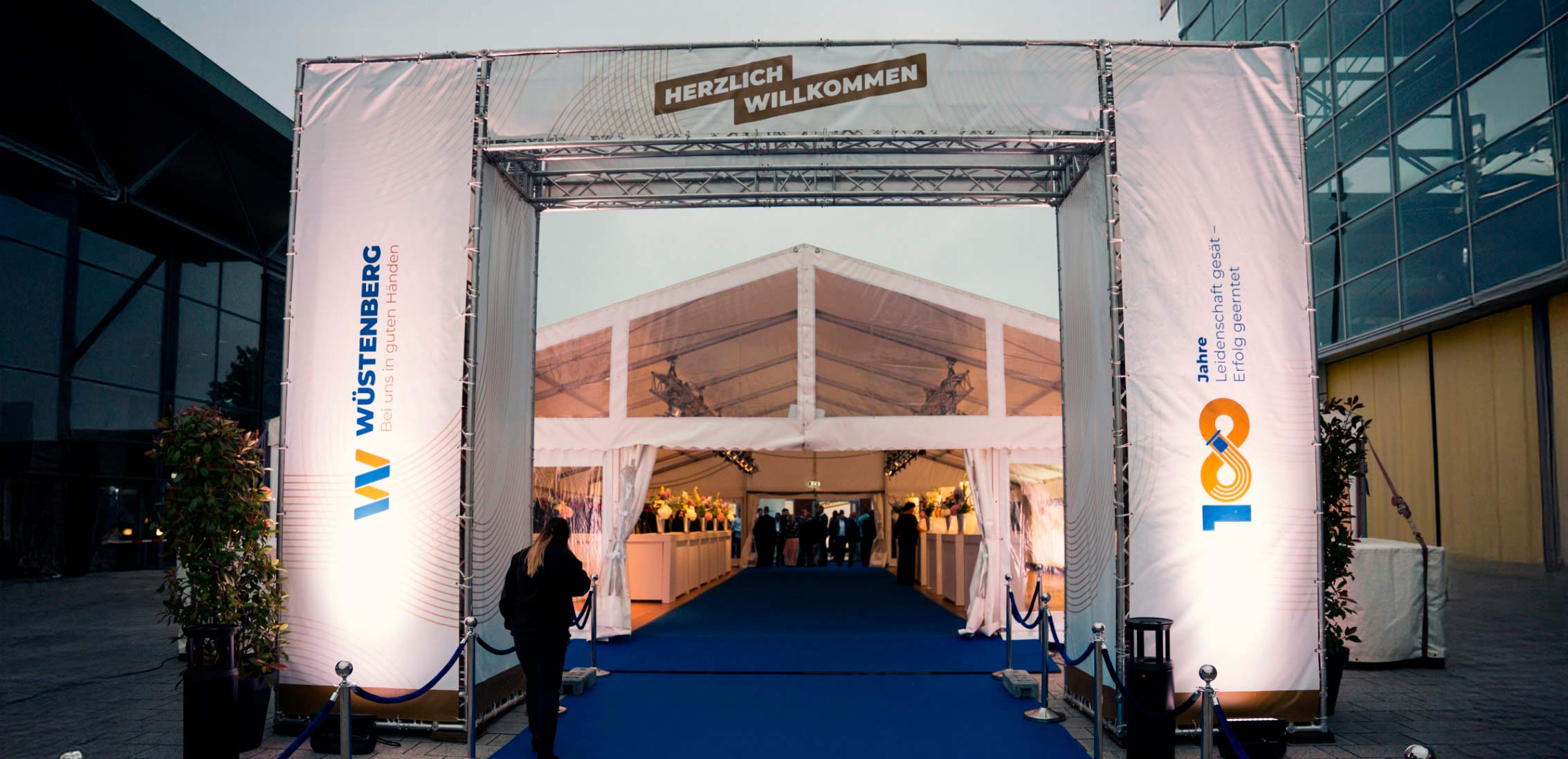 Eingangsbereich zur Jubiläumsfeier von Wüstenberg in der Messehalle Husum