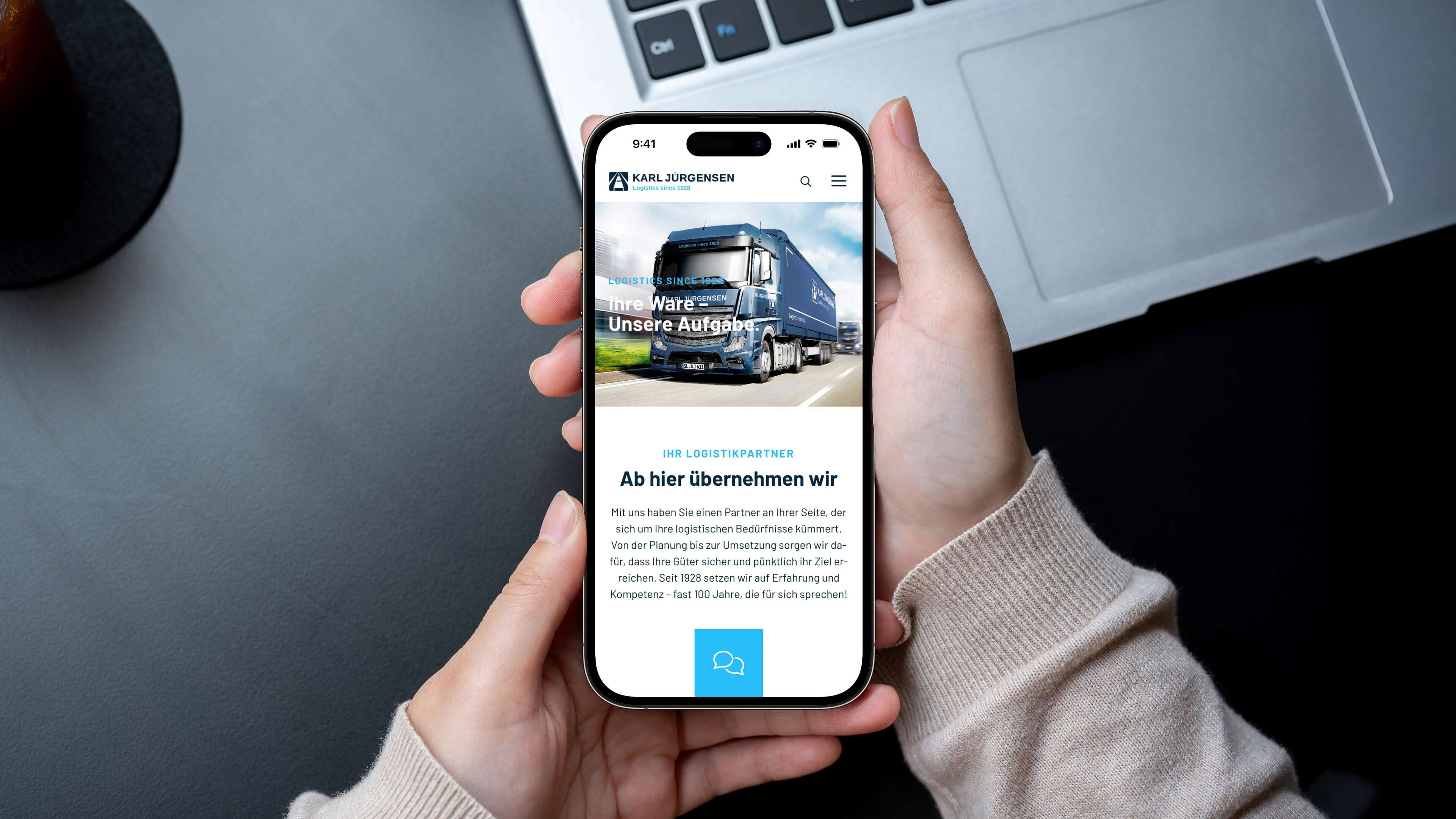 Hände halten ein Smartphone mit der neuen Karl Jürgensen Webseite.