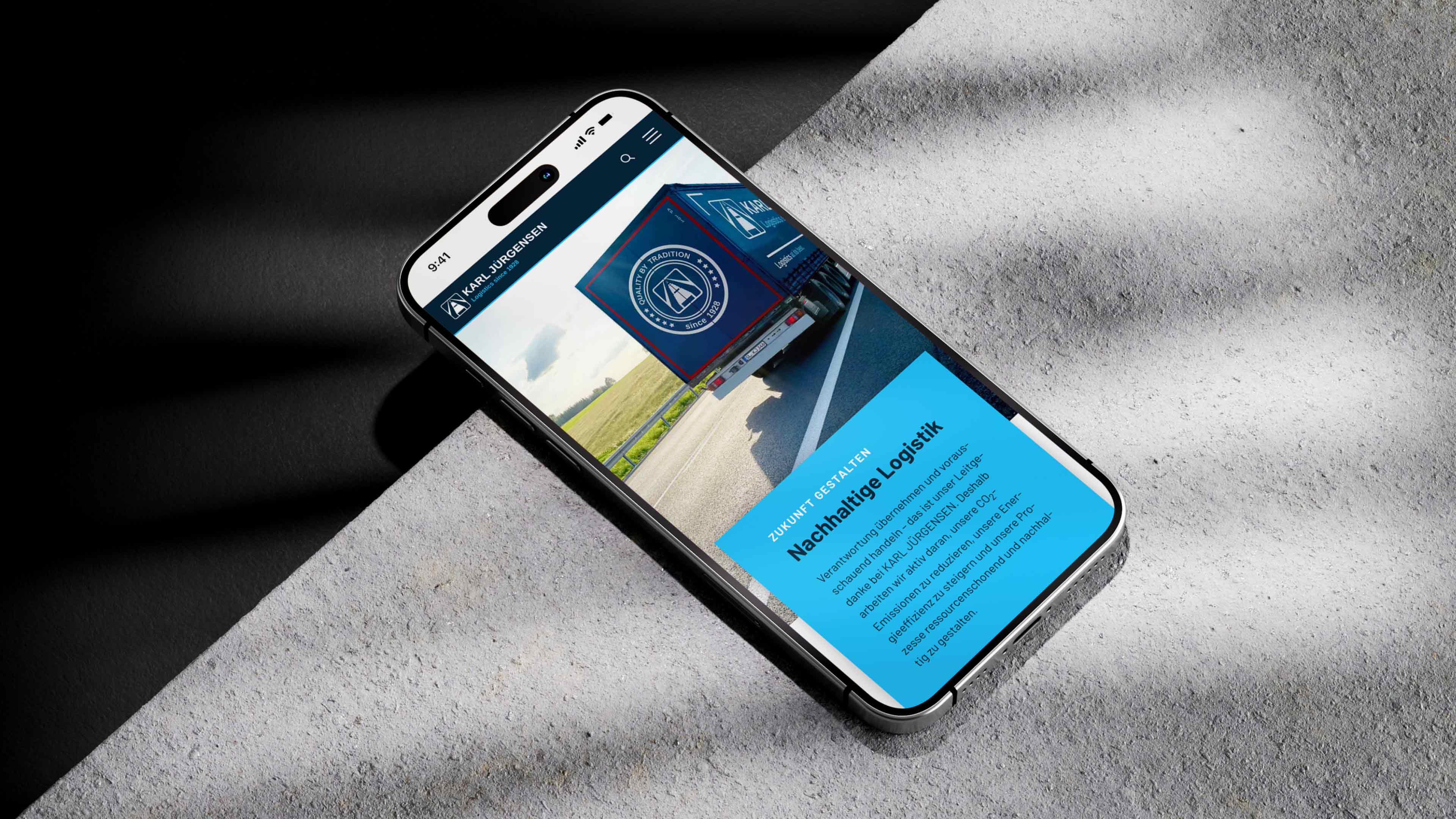 Ein Smartphone mit der neuen Karl Jürgensen Webseite.