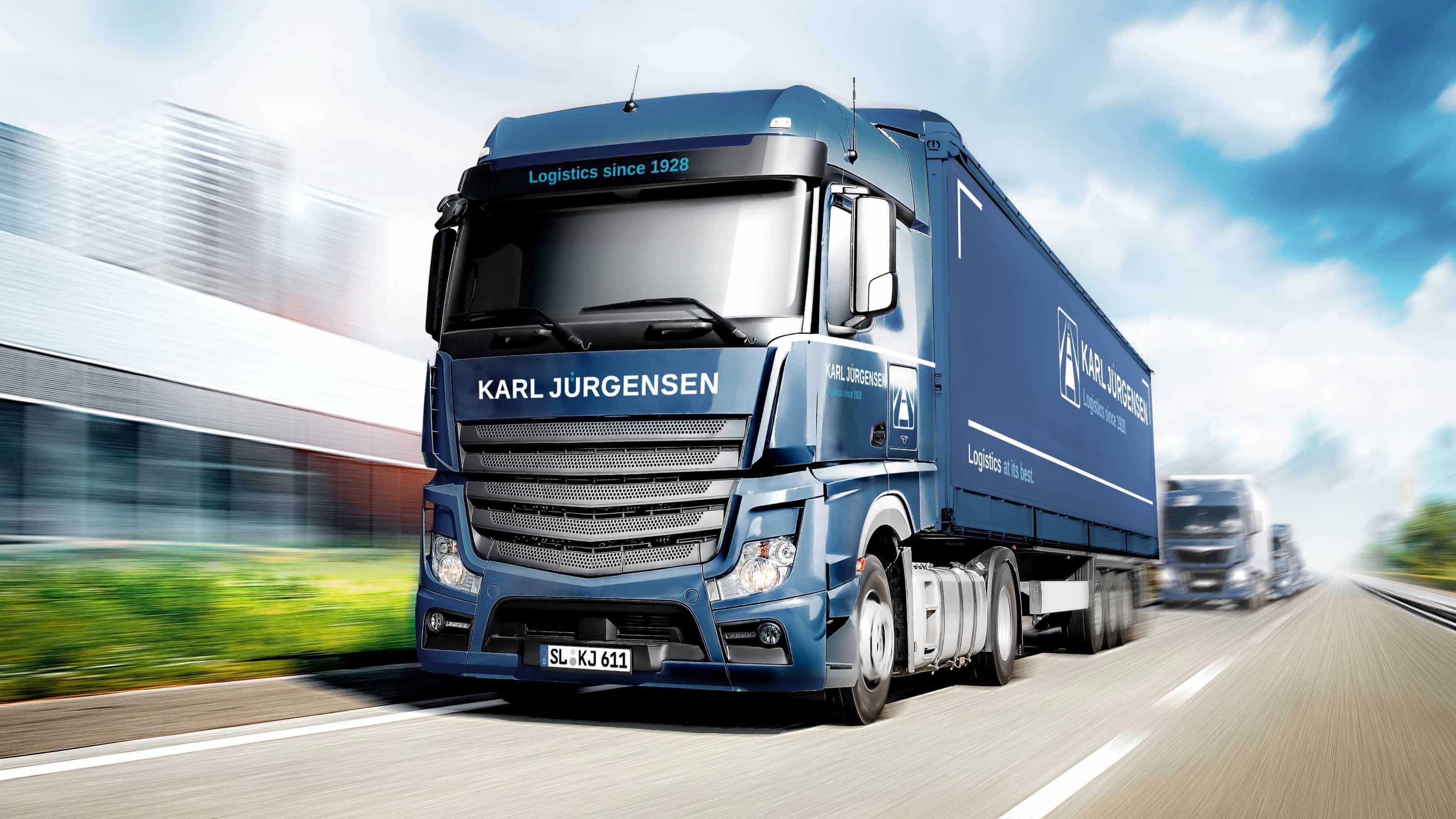 Ein LKW auf der Straße bei Sonnenschein