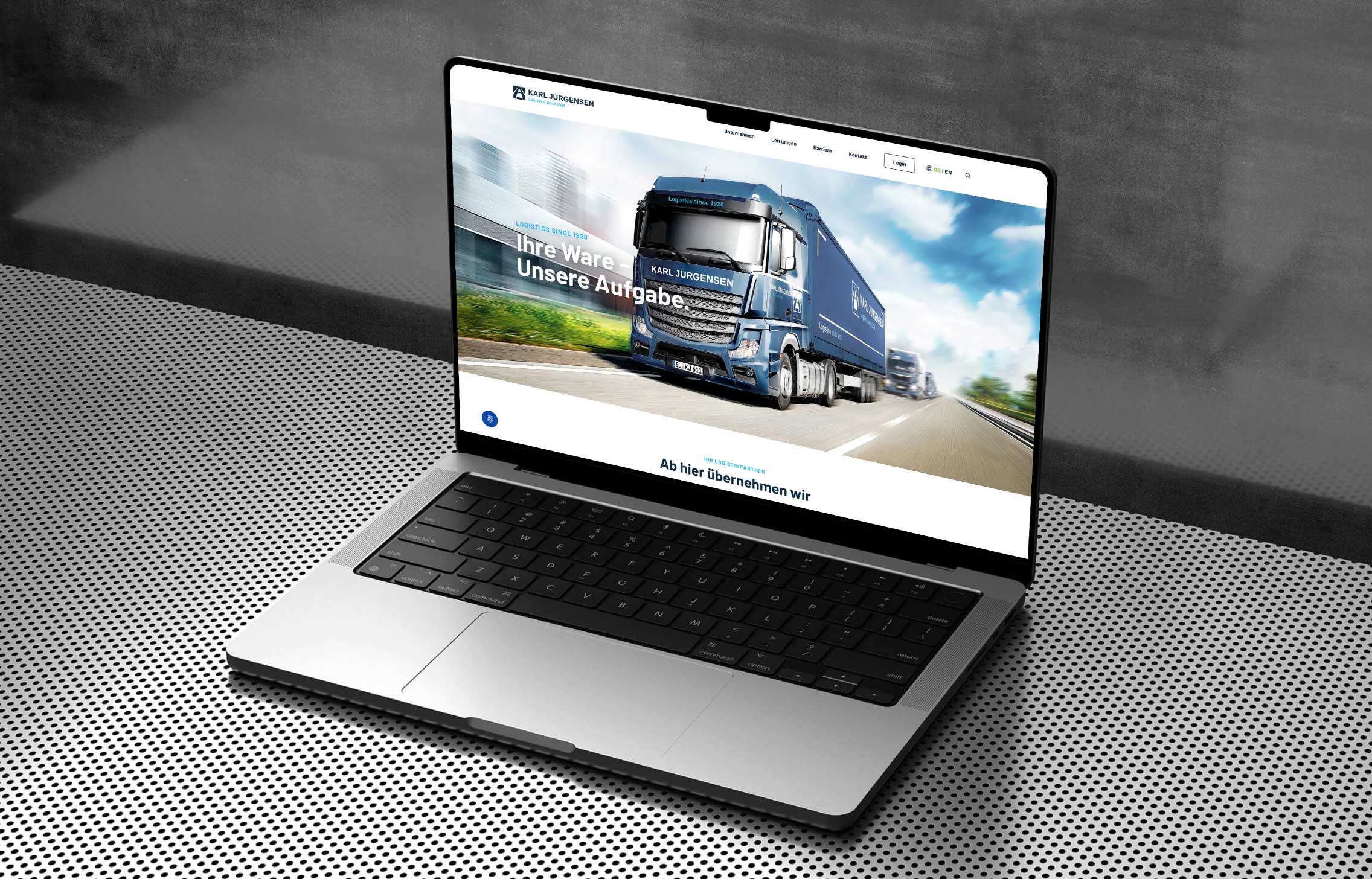Ein Laptop mit der neuen Karl Jürgensen Webseite.