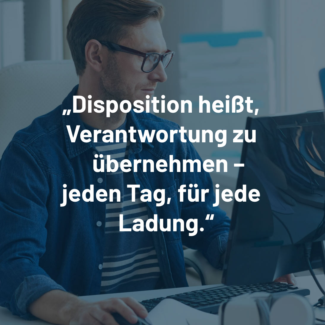 Foto mit Text davor. Eine Person an einem Laptop mit Text Disposition heißt, Verantwortung zu übernehmen - jeden Tag, für jede Ladung.