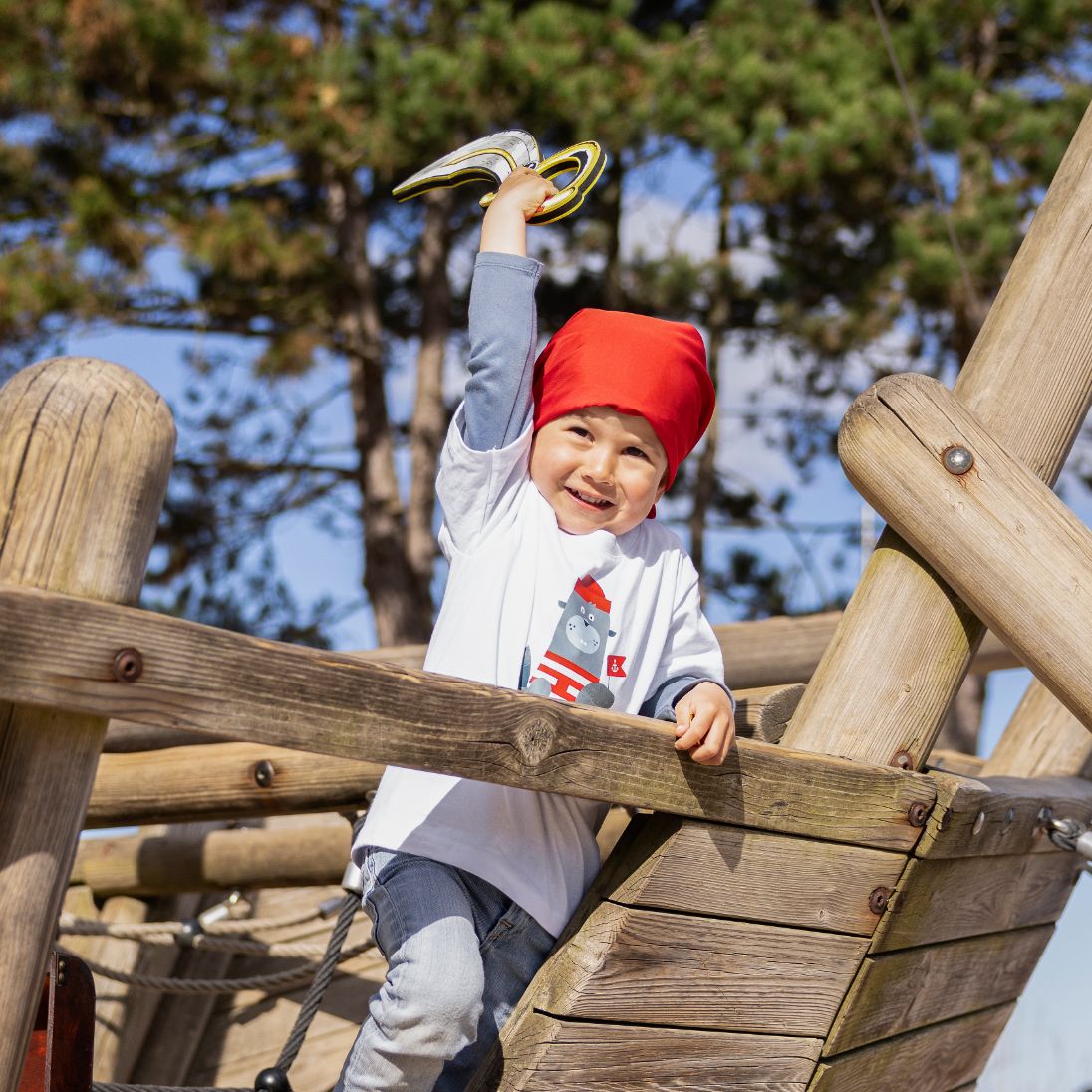 Junge mit Plastiksäbel