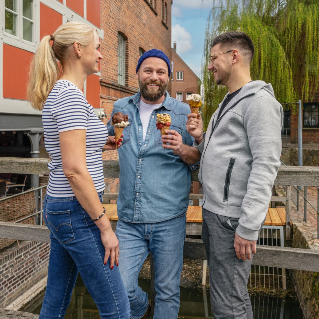 Eine Gruppe aus drei Erwachsenen beim Eis essen