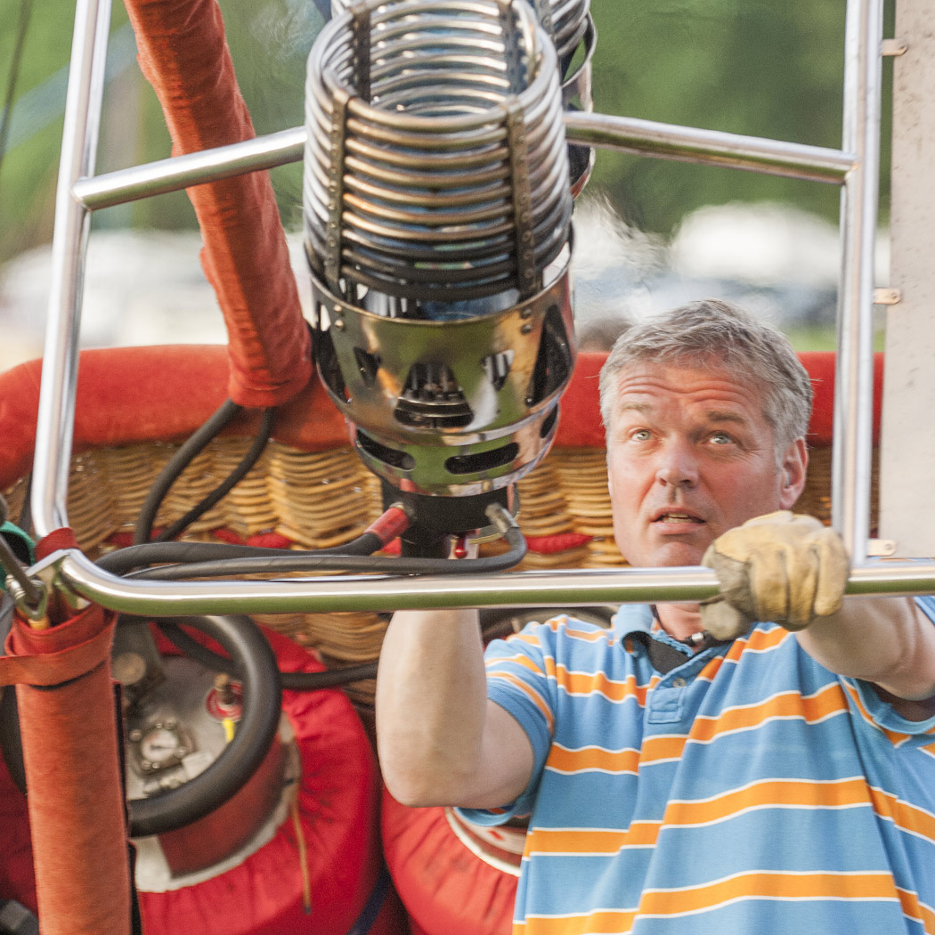 h2_toba_teaser_10.jpg Ein Ballonpilot in einem Ballonkorb