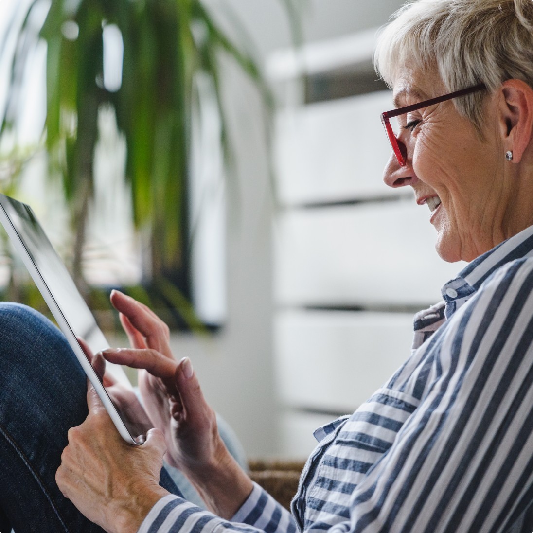 h2_amts_teaser_01.jpg Eine Frau schaut sich die neue Webseite auf einem Tablet an.