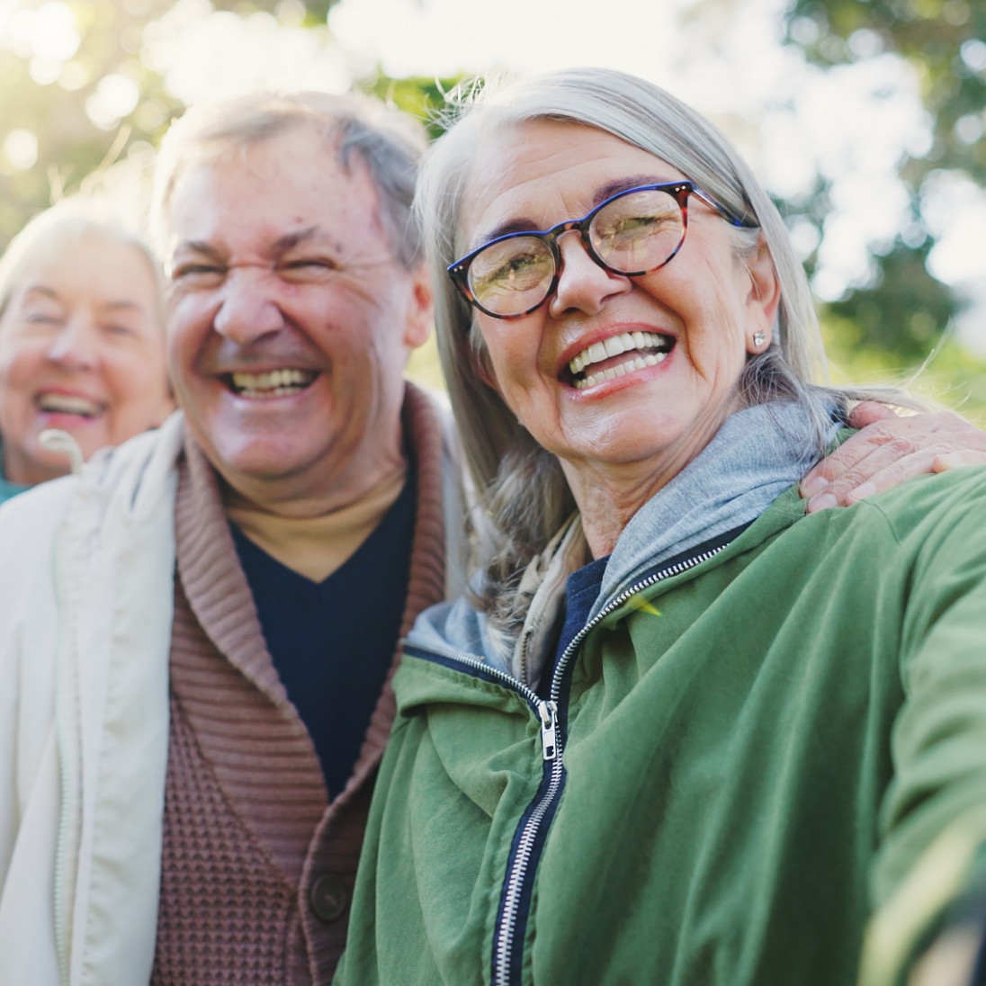 h2_amts_teaser_05.jpg Ein Mann und eine Frau stehen draußen im Grünen und lächeln in die Kamera.