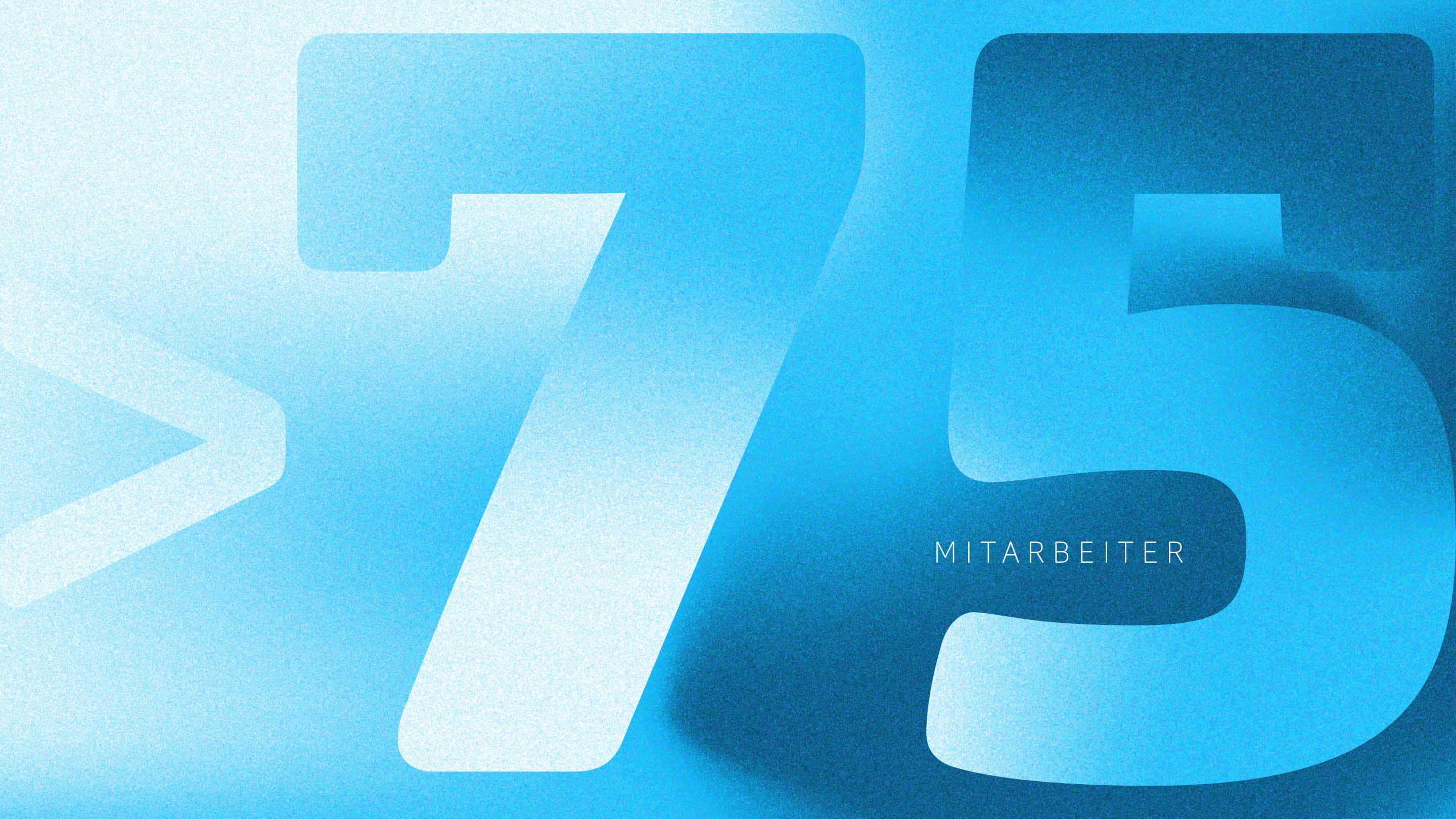 Grafik in dem klassischen Blauton von Hochzwei mit dem Schriftzug mehr als 75 Mitarbeiter