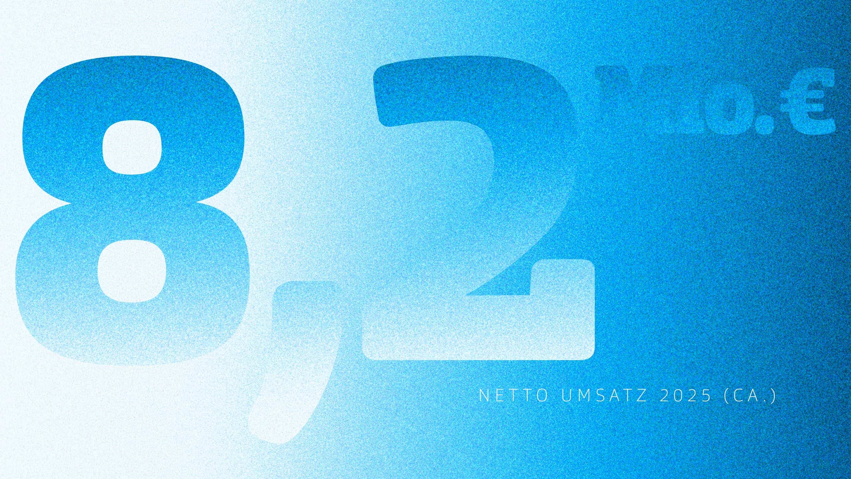 Grafik in dem klassischen Blauton von Hochzwei mit dem Schriftzug 8,2 Millionen netto Umsatz 2025 ca.