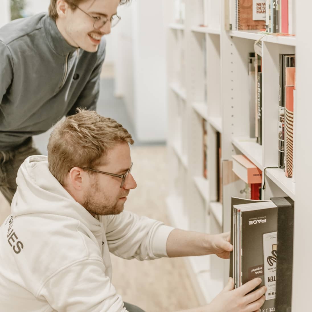 Foto unserer zwei Kollegen beim Raussuchen von Mustern