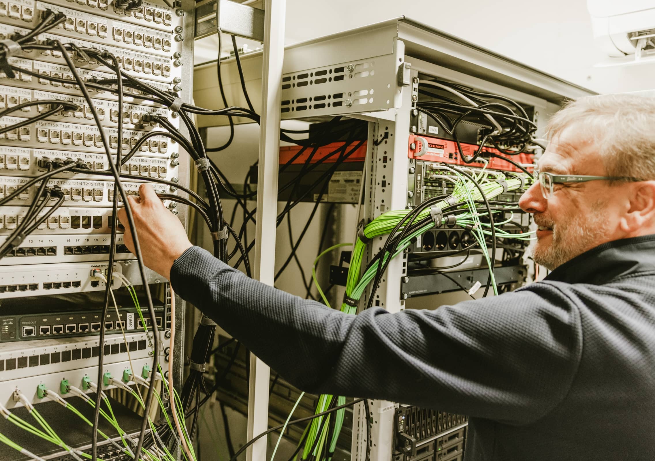 Foto unseres Kollegen der Systemadministration im Serverraum