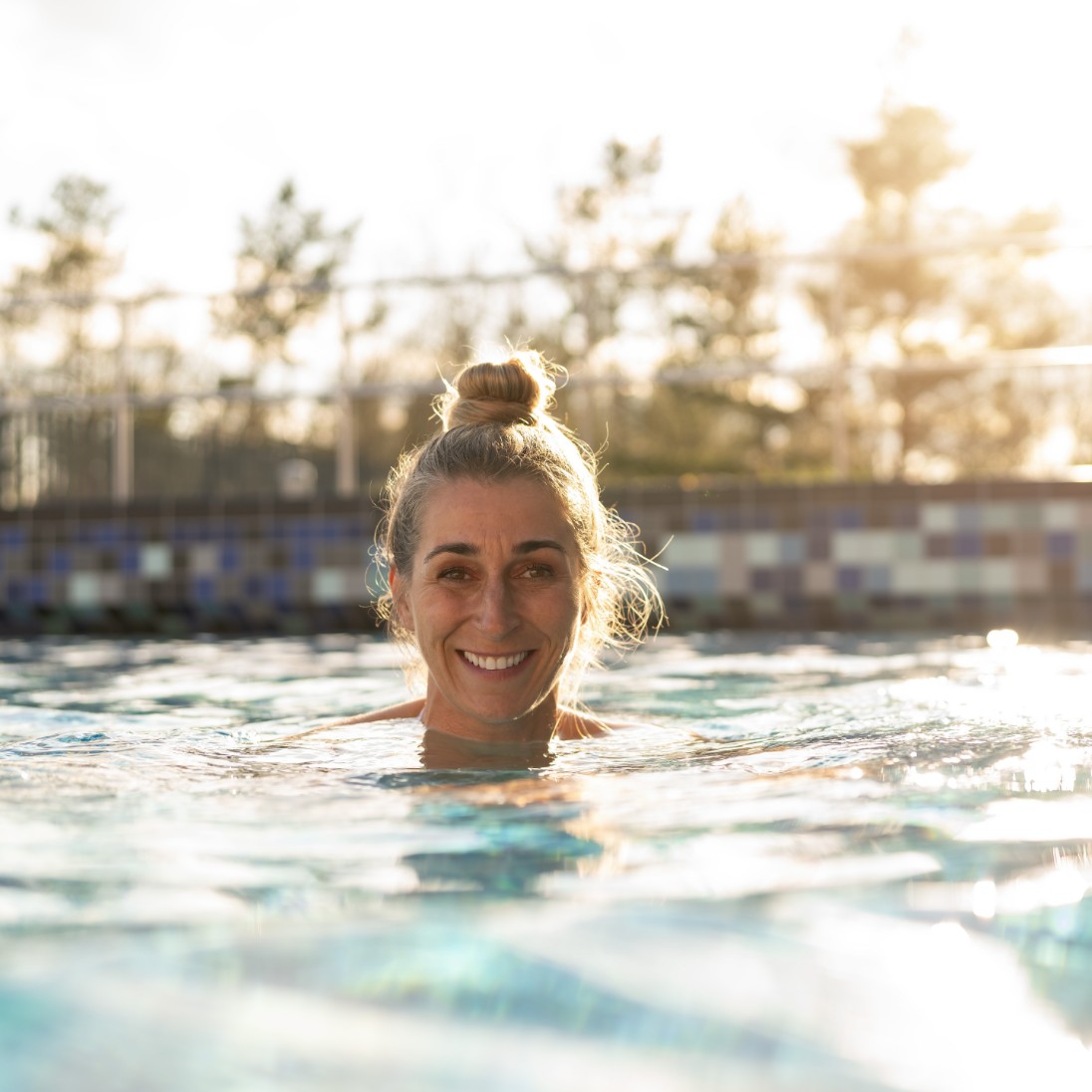 Eine Frau in einem Schwimmbecken
