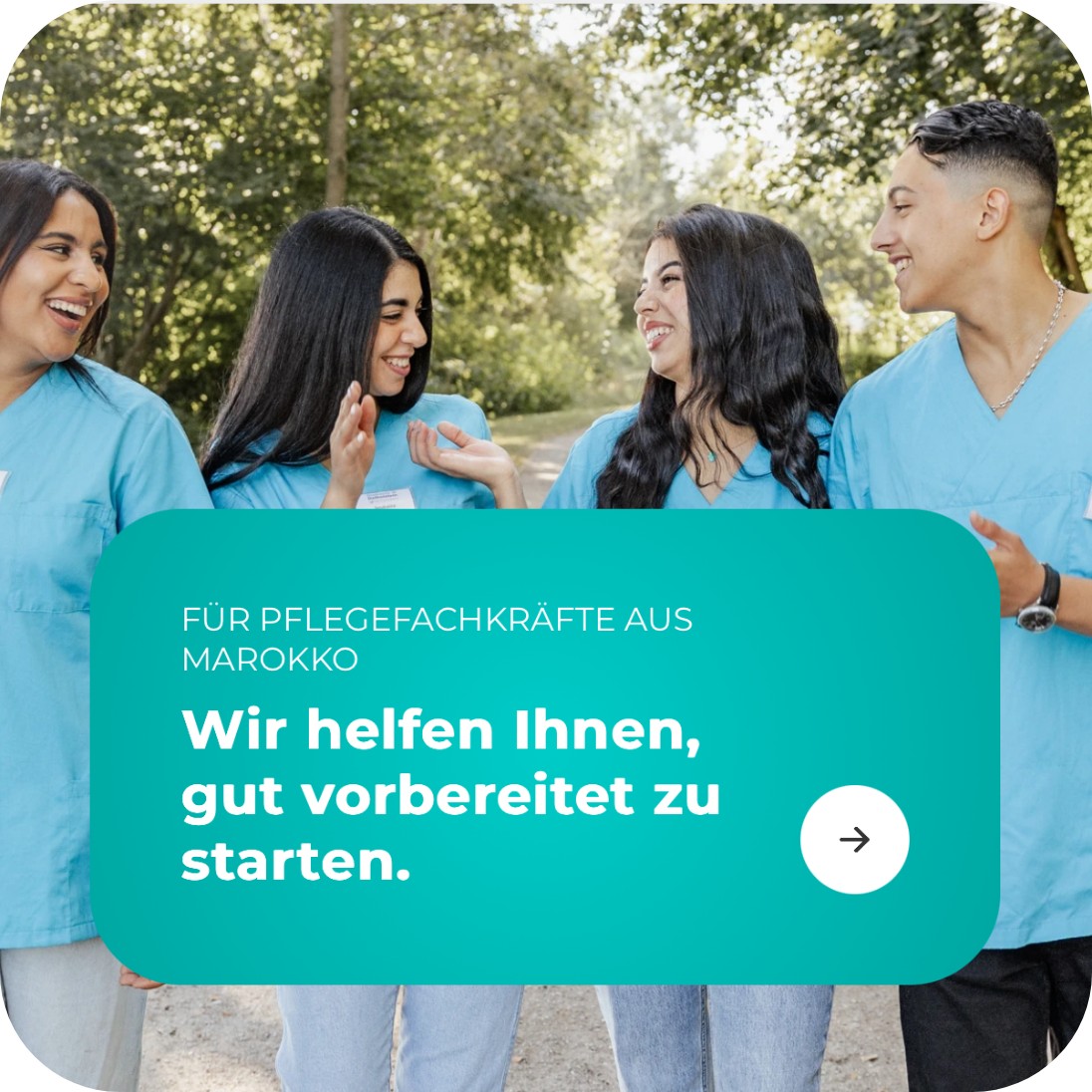 Foto von vier Angestellten mit dem Text Für Pflegekräfte aus Marokko, Wir helfen Ihnen, gut vorbereitet zu starten.
