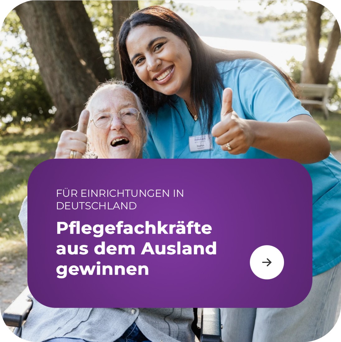 Foto einer Angestellten mit einer Patientin und dem Text Für Einrichtungen in Deutschland, Pflegefachkräfte aus dem Ausland gewinnen