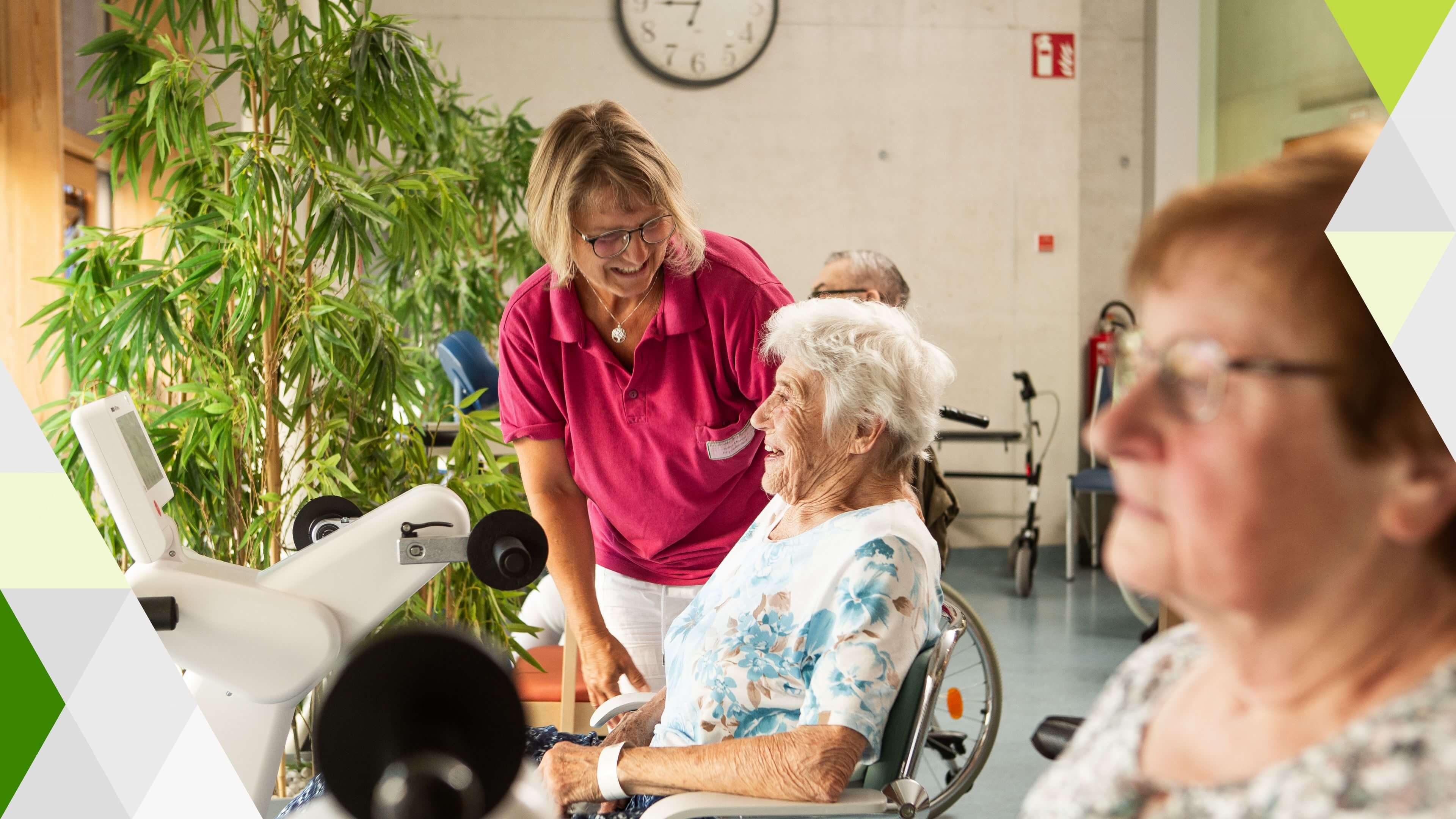 Zwei Bewohnerinnen und eine Pflegerin im Alltag