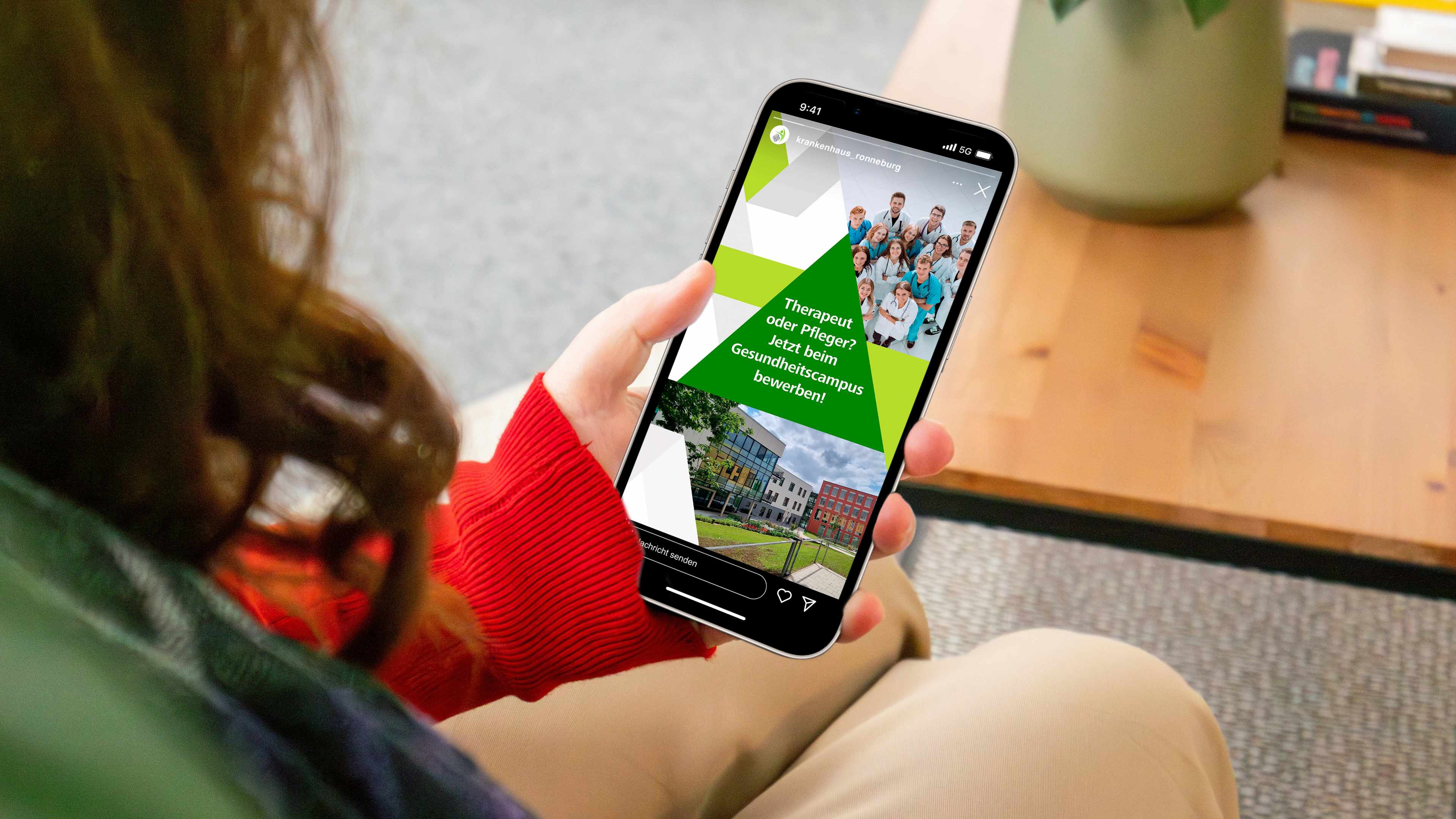 Eine Person hält ein Tablet mit der Webseite