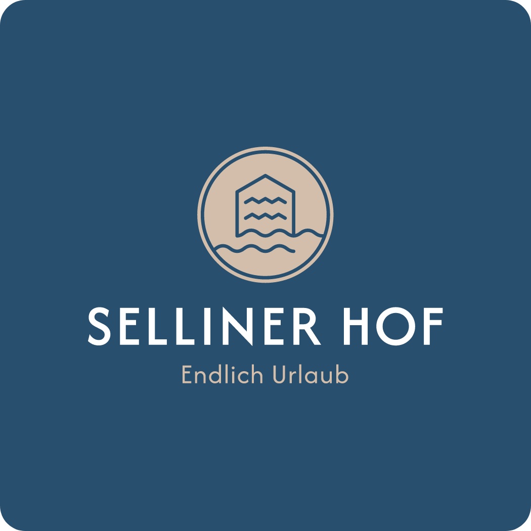 Logo mit dem Schriftzug Selliner Hof Endlich Urlaub und einer kleinen runden mit einer minimalistischen Zeichnung des Hotels darüber mit dunkelblauem Hintergrund