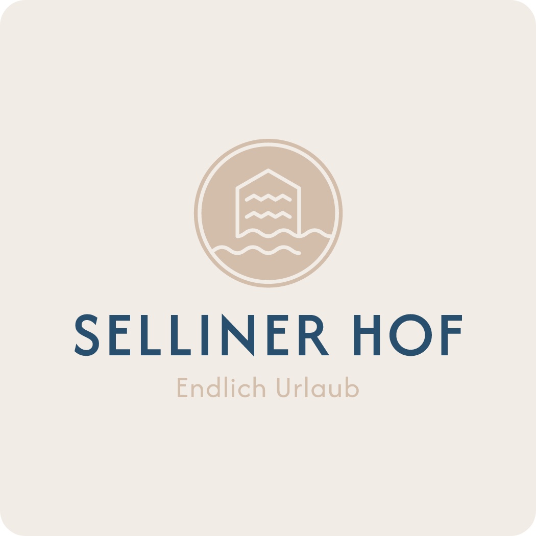 Logo mit dem Schriftzug Selliner Hof Endlich Urlaub und einer kleinen runden mit einer minimalistischen Zeichnung des Hotels darüber mit beigem Hintergrund