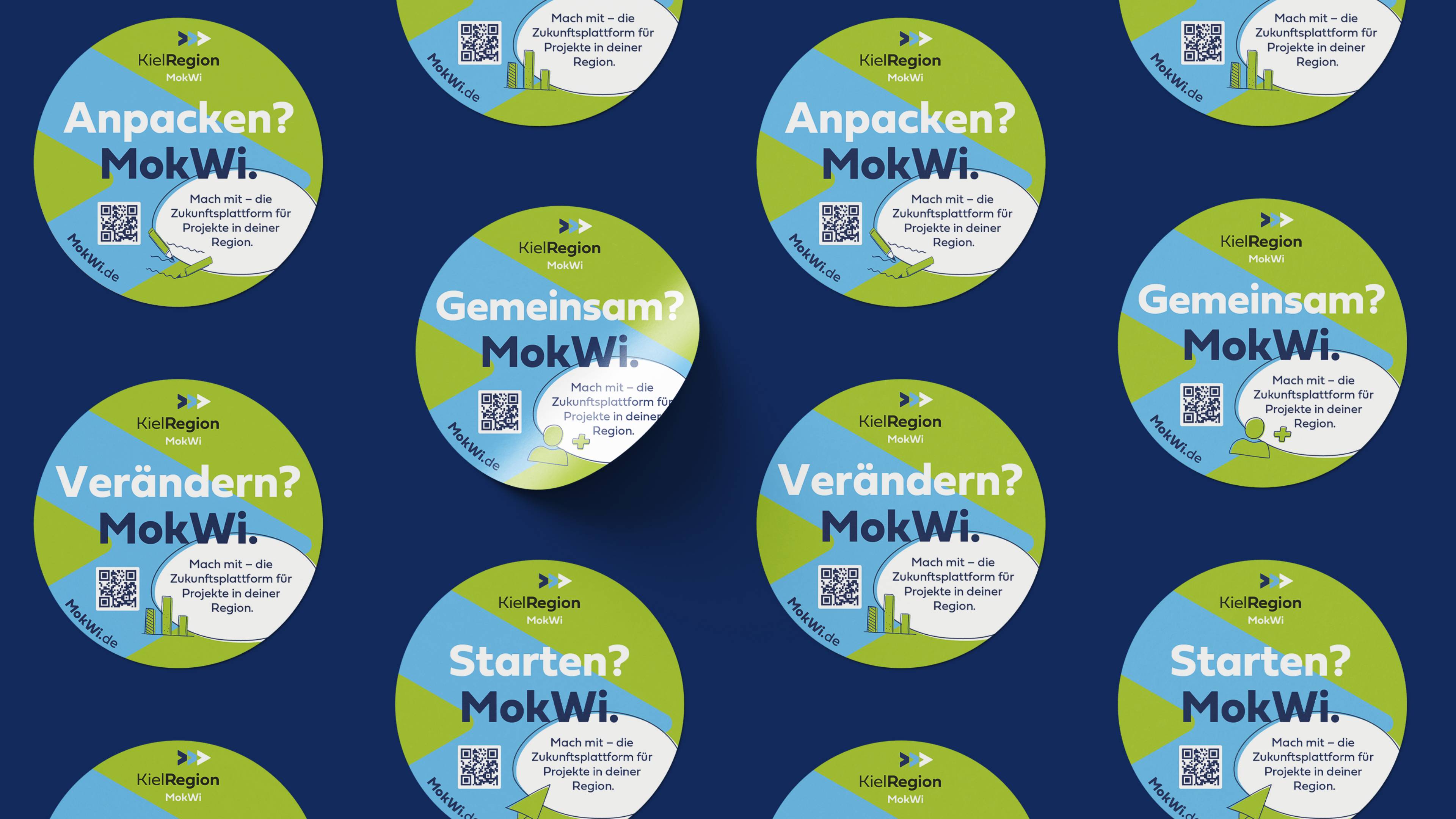 Eine Collage aus vielen identischen grün-blauen MokWi Stickern auf dunkelblauem Hintergrund. Darauf steht Kielregion MokWi Gemeinsam? MokWi. Mach mit - die Zukunftsplattform für Projekte in deiner Region. Das abgebildete Logo besteht aus drei Pfeilen nach rechts in dunkelblau, hellblau und weiß.