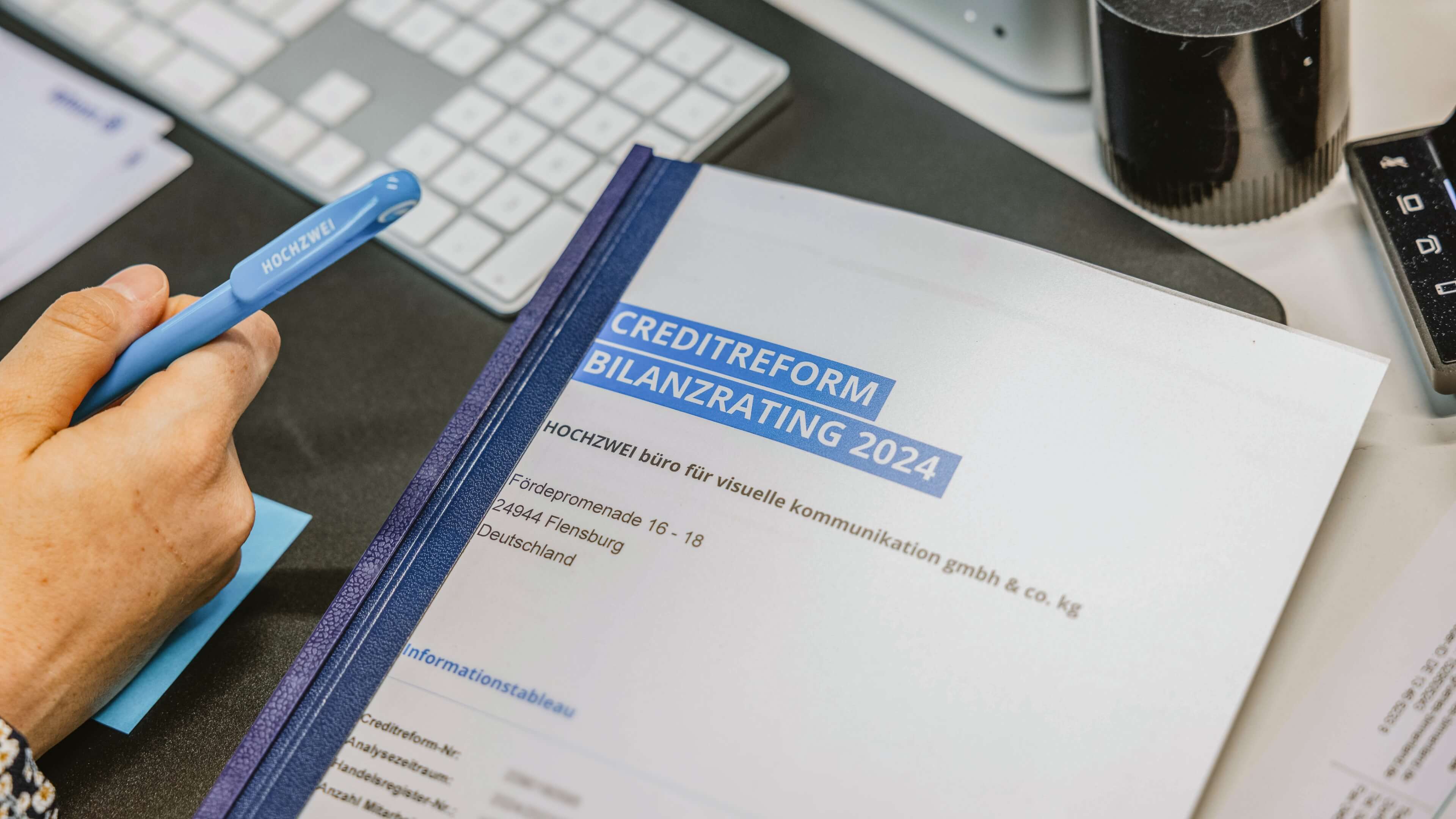 h2_crefozert_slider_01.jpg CrefoZert Zertifikat Ordner auf einem Schreibtisch