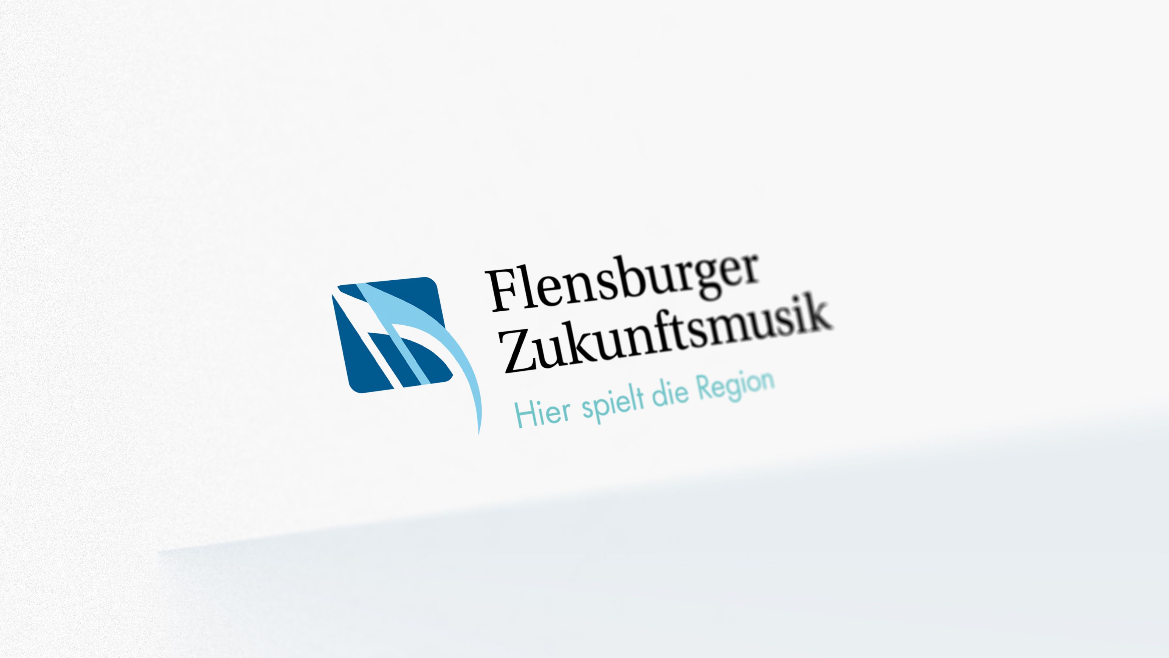 Schriftzug Flensburger Zukunftsmusik Hier spielt die Region, links daneben das Logo zwei Fähnchen von Noten
