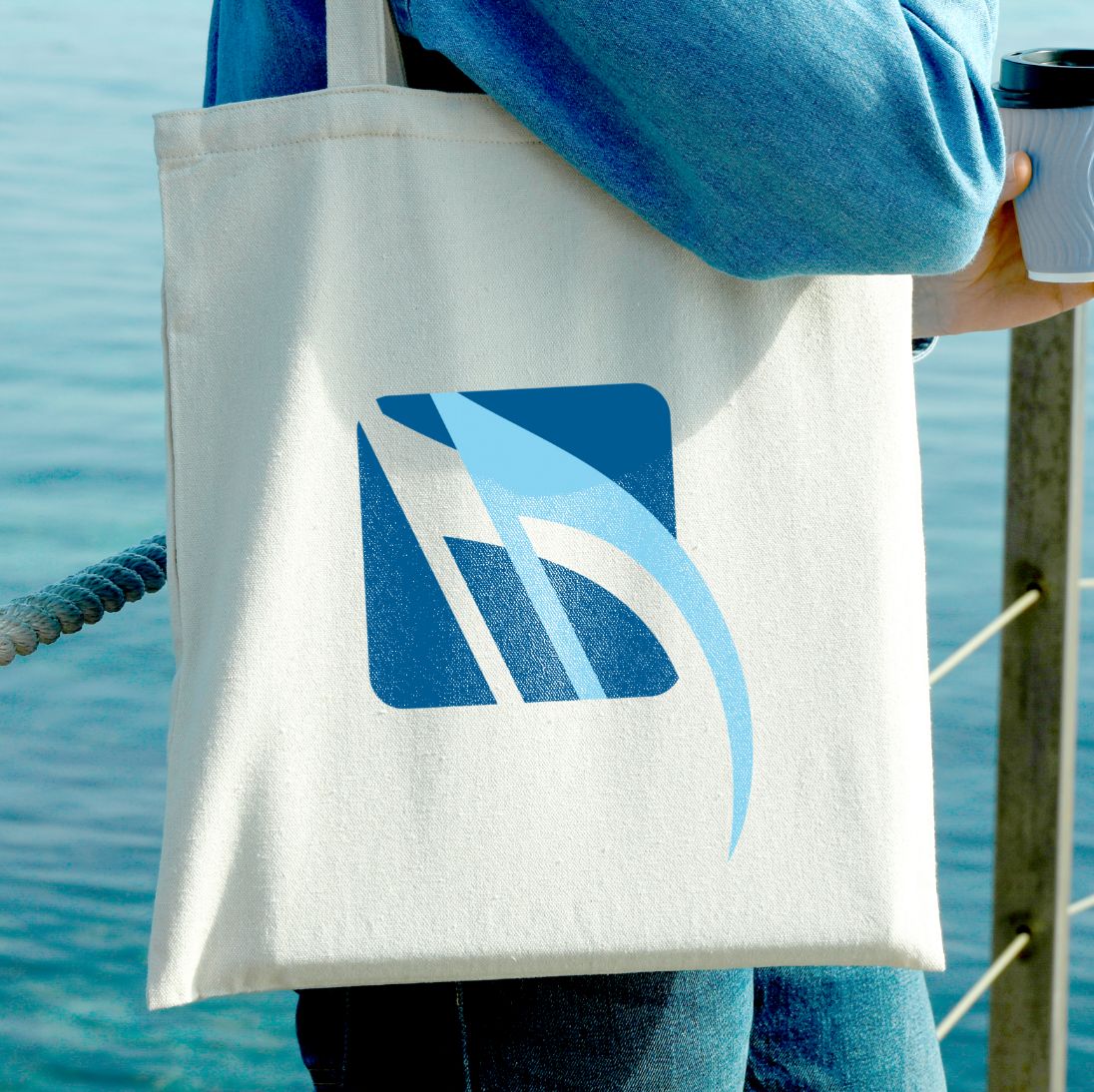 Jutebeutel mit dem Logo zwei Fähnchen von Noten in hellblau und weiß auf dunkelblau