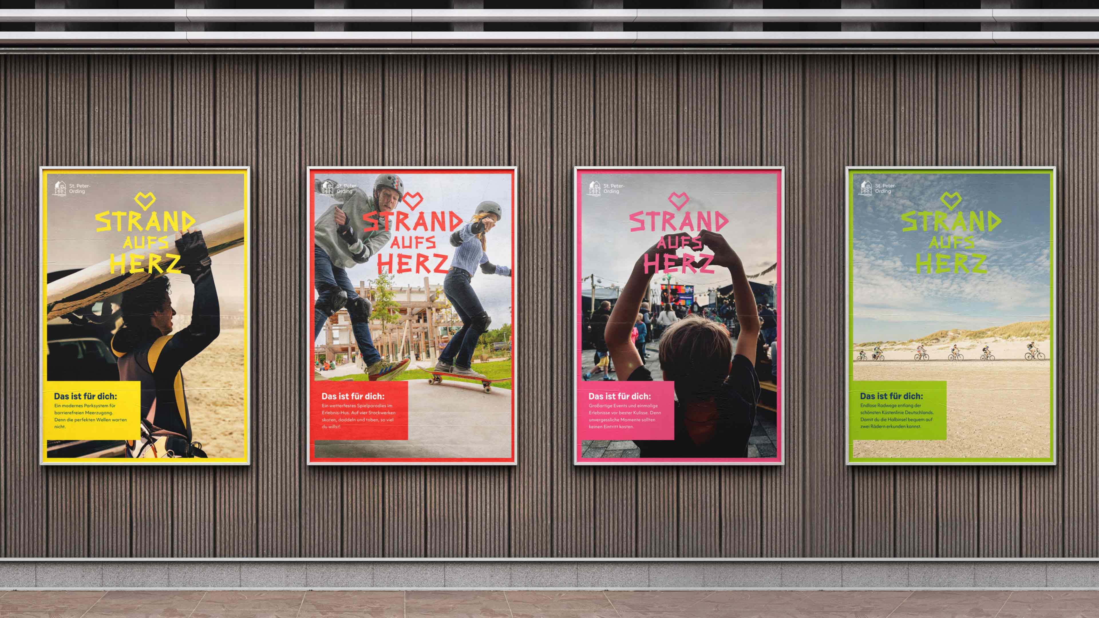 Vier bunte Plakate mit Strand-aufs-Herz-Motiven