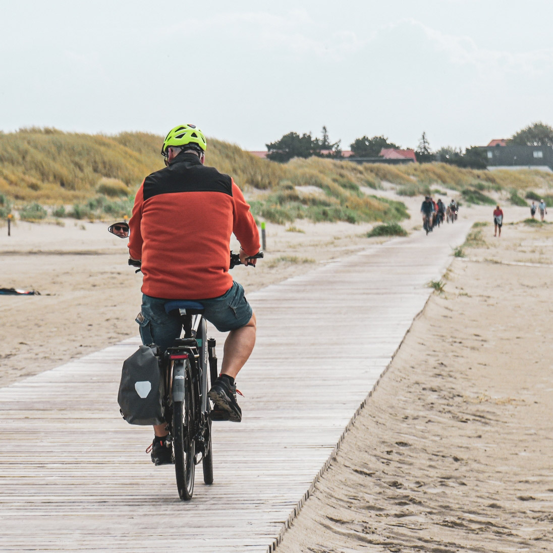 Fahrradfahrer auf Strandweg