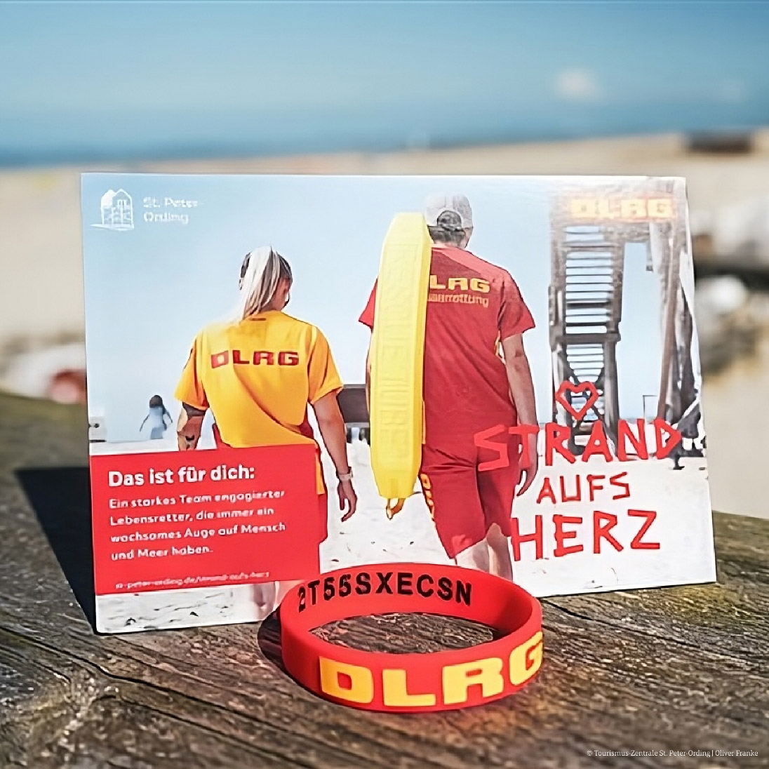 Strand-aufs-Herz-DLRG-Motiv Postkarte und Armband der DLRG