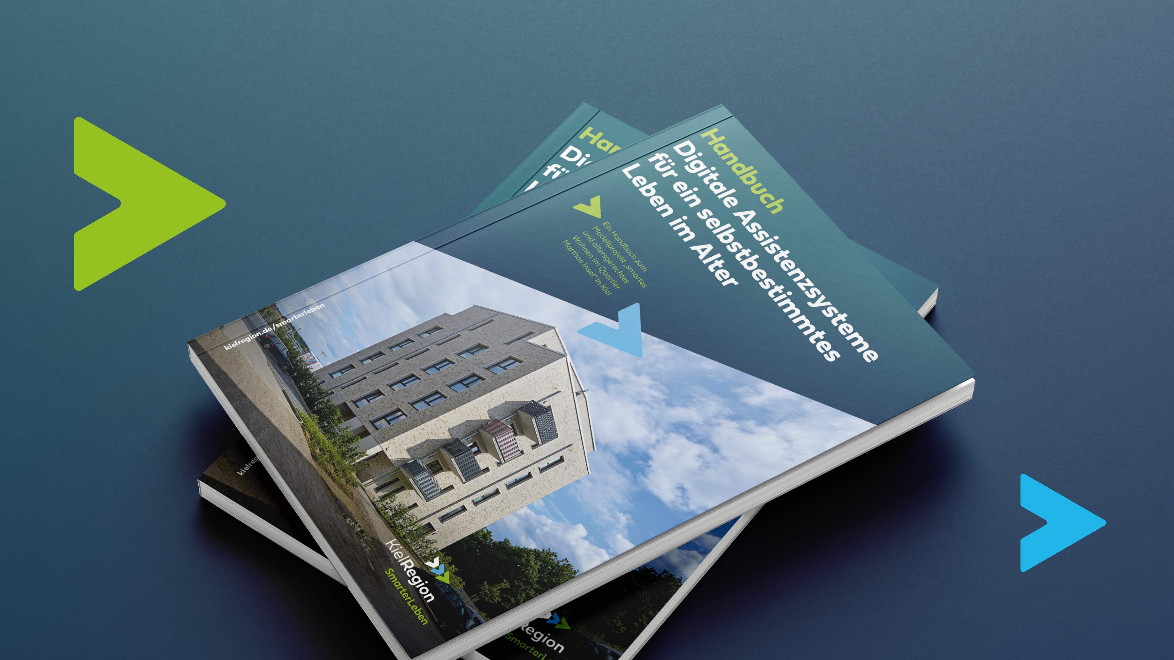 Foto von zwei der entworfenen Handbücher. Der Titel lautet Digitale Assistenzsysteme für ein selbstbestimmtes Leben im Alter.