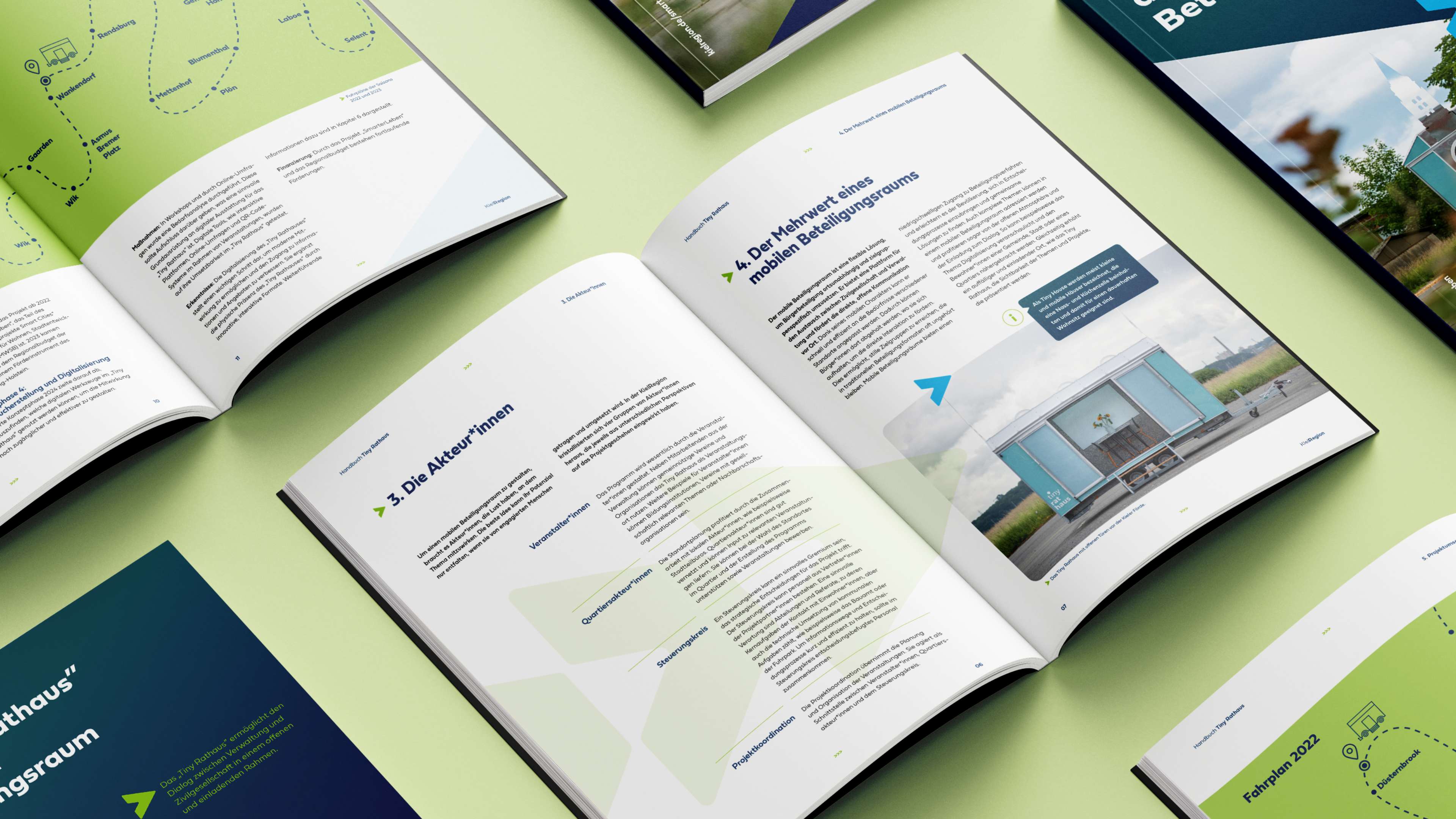 Aufgeschlagene Handbücher auf einem hellgrünen Untergrund. Zu sehen sind die Seiten mit den Kapiteln 3 Die Akteur*innen und Kapitel 4 Der Mehrwert eines mobilen Beteiligungsraums