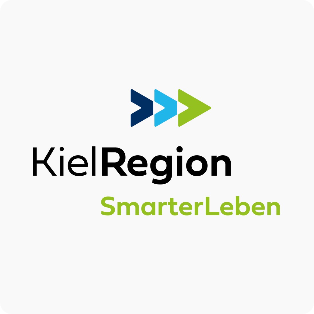 Schriftzug Kiel Region Smarter Leben mit drei nach rechts zeigenden Pfeilen darüber in den Farben dunkelblau, hellblau und grün