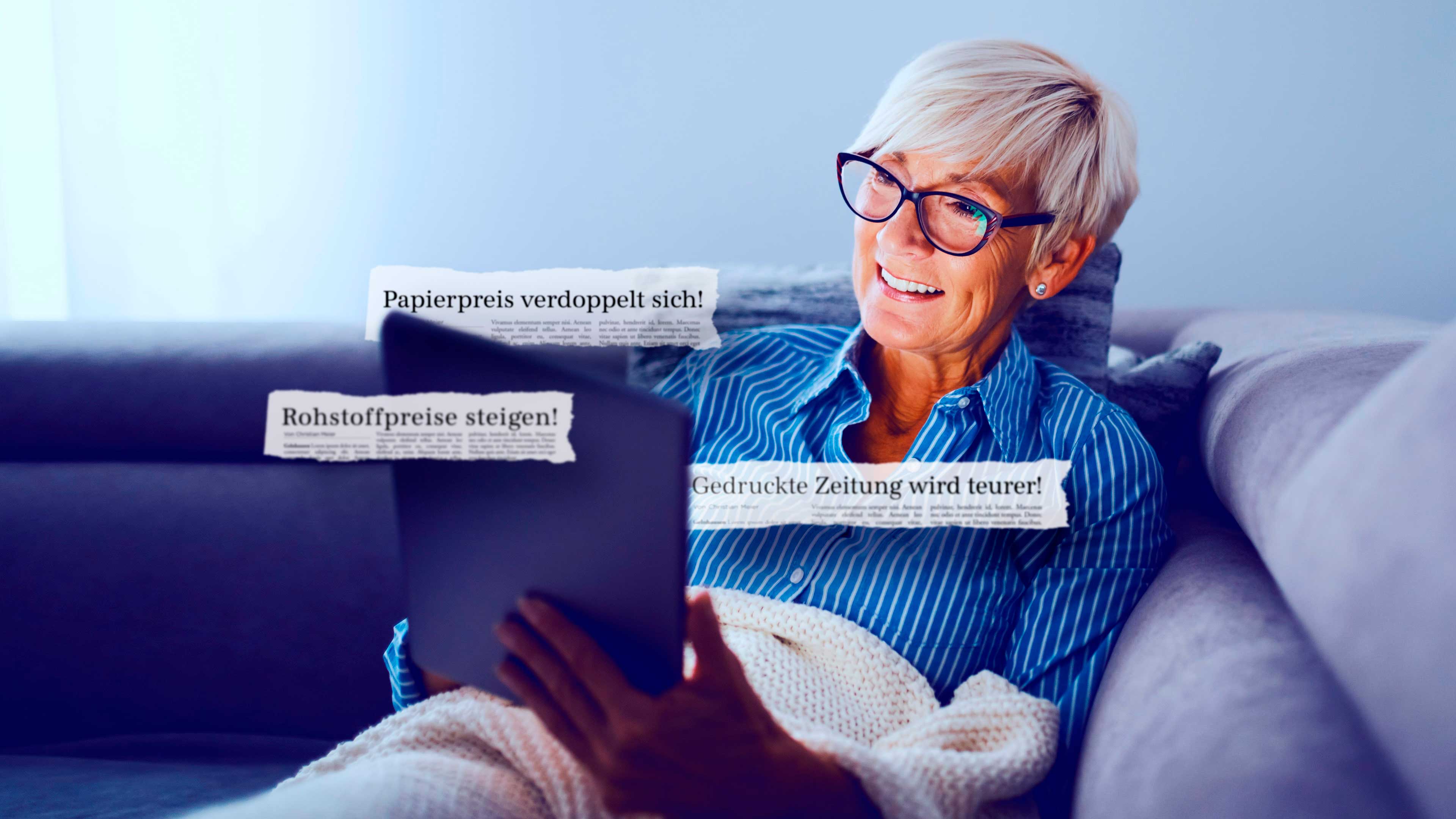 hochzwei_druckhausnaumann_slider_01.jpg Seniorin mit Tablet auf dem Sofa mit Zeitungsschnipseln "Papierpreis verdoppelt sich" und "Gedruckte Zeitung wird teurer"