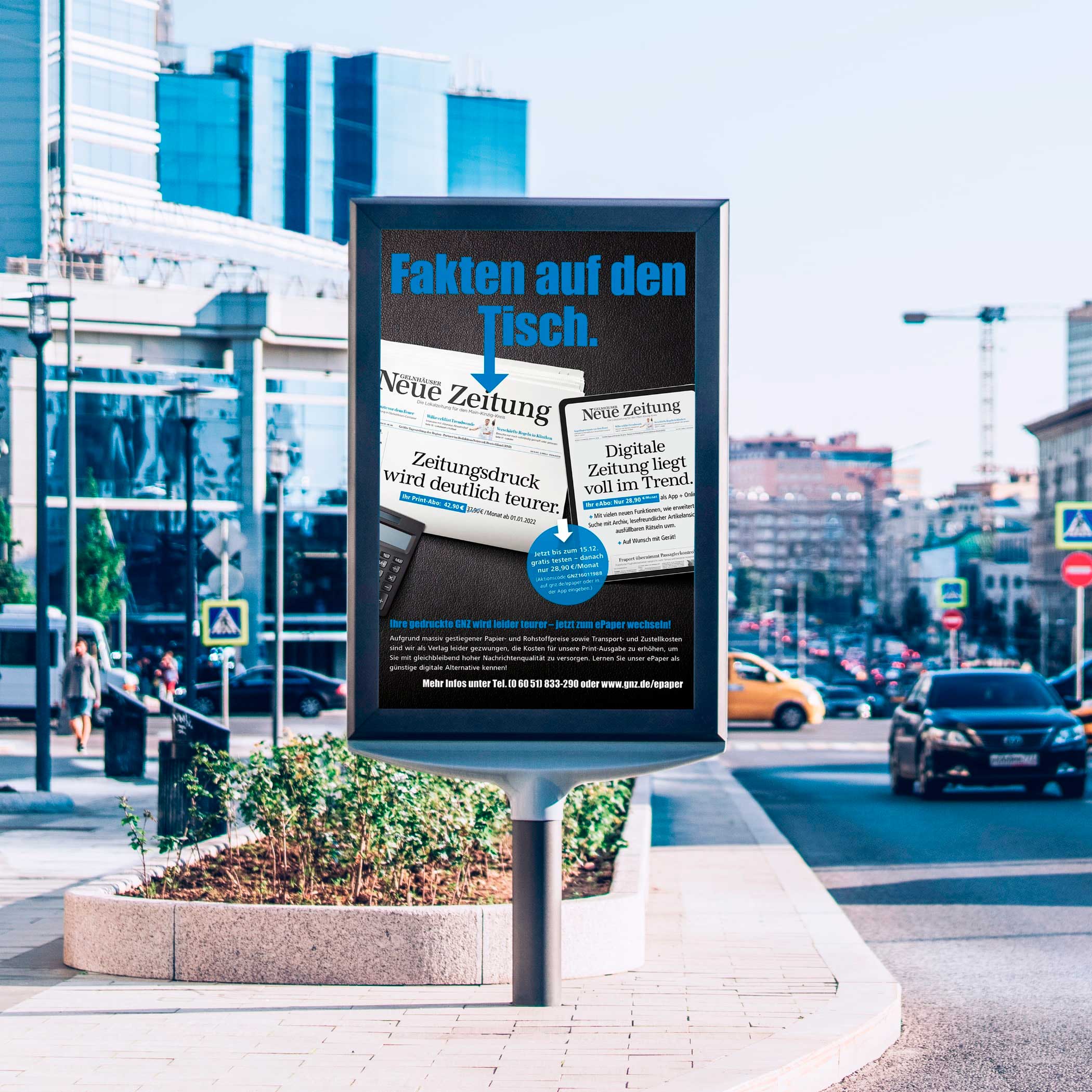 hochzwei_druckhausnaumann_teaser_02.jpg Werbestele an Straße zeigt Anzeige und Zeitung und Text