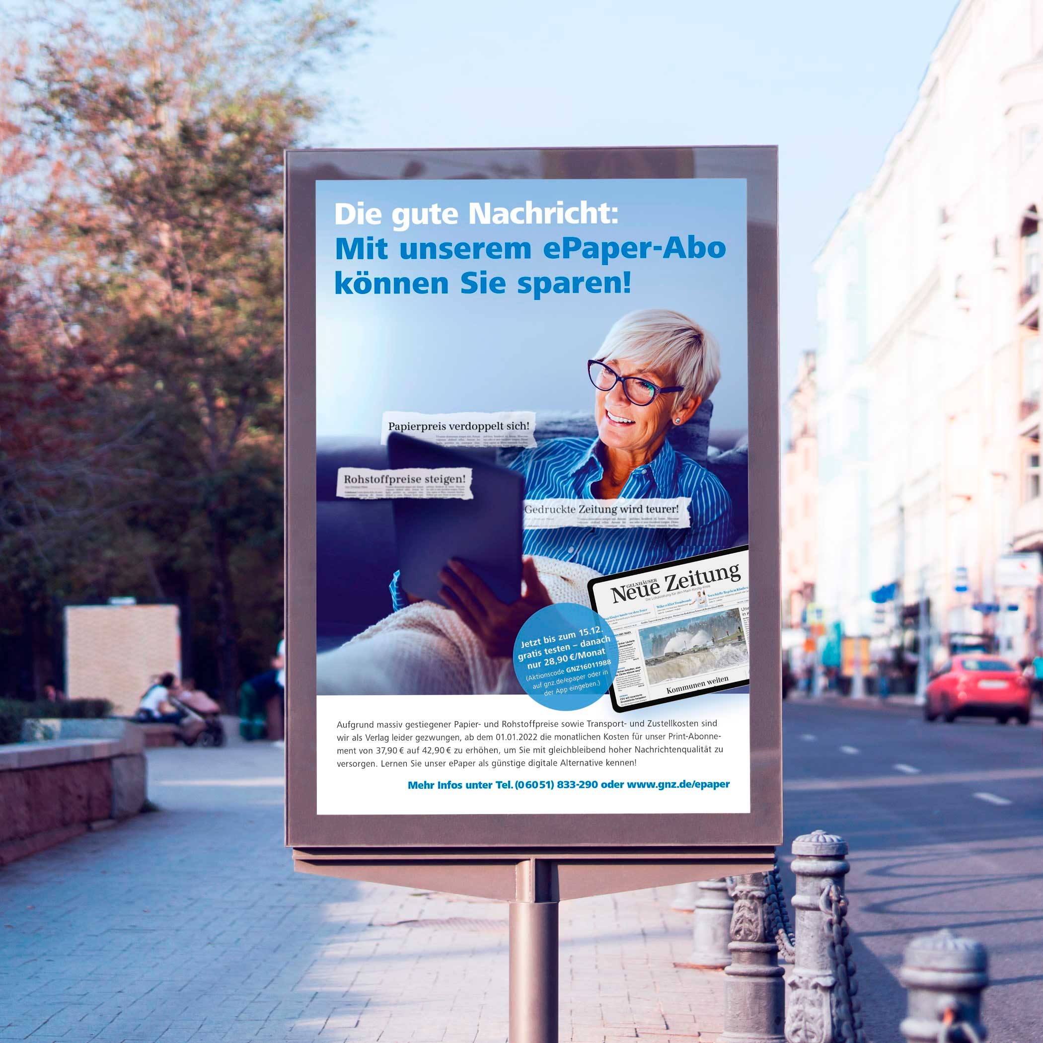 hochzwei_druckhausnaumann_teaser_03.jpg Anzeigenstele an Straße zeigt Seniorin und Tablet sowie Text