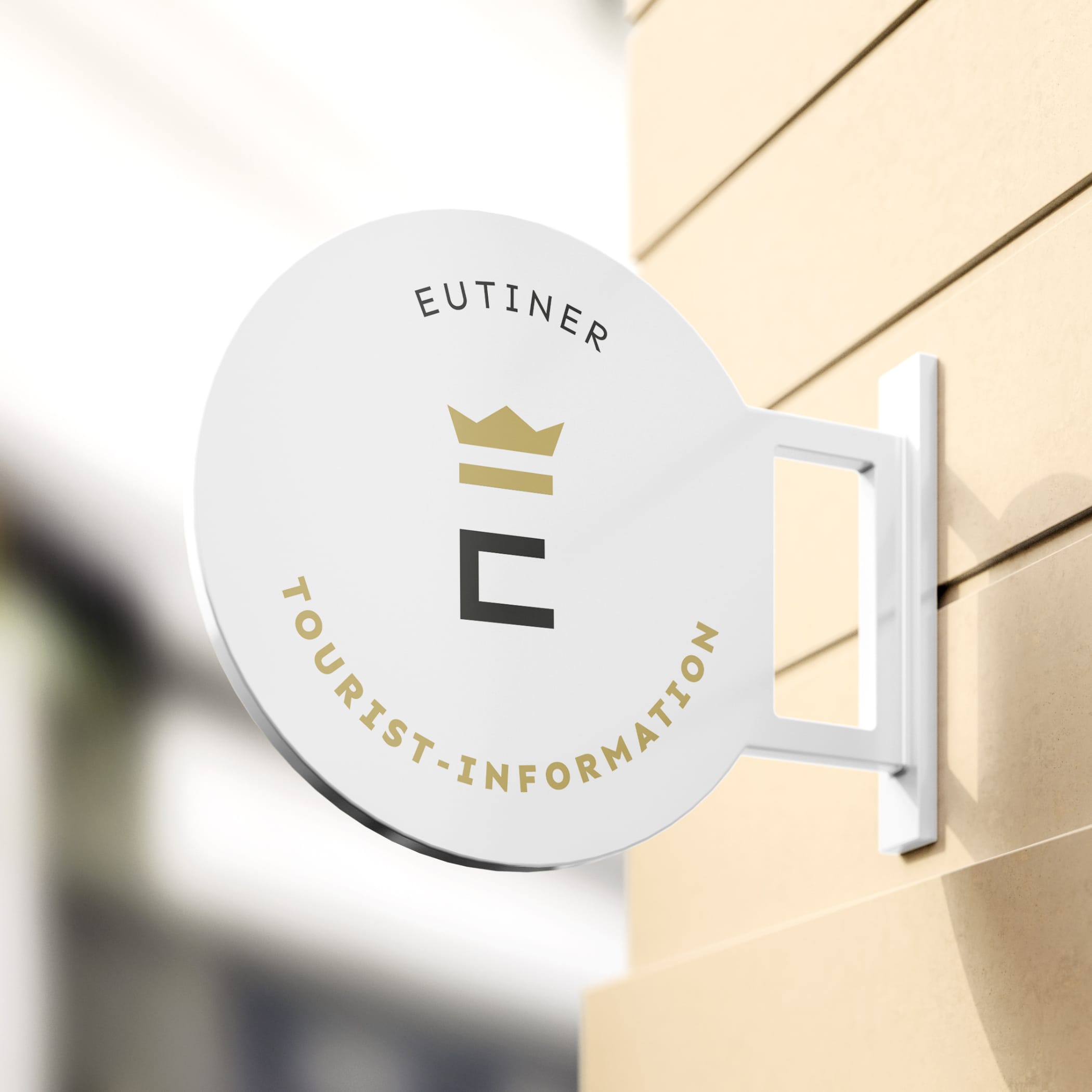 Rundes Logoschild an Hausfassade mit Text 