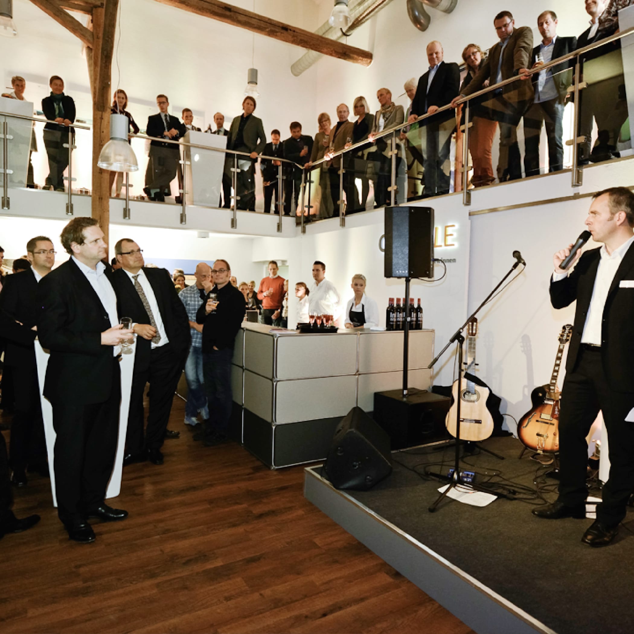 hochzwei_gp_teaser_04.jpg Eine Versammlung im Büro bei GP Joule