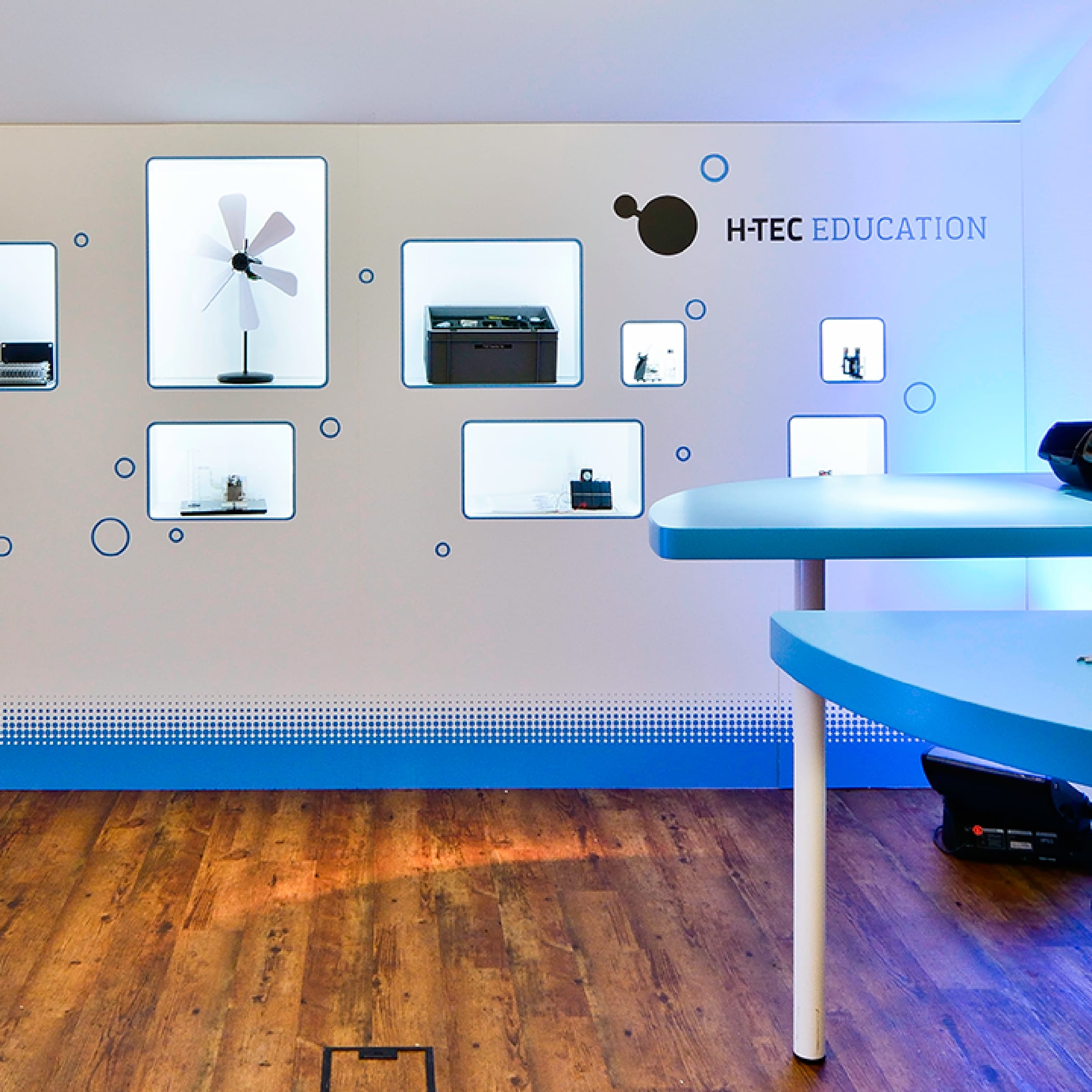 hochzwei_gp_teaser_08.jpg Eine Wand mit ausgestellten h-tec produkten