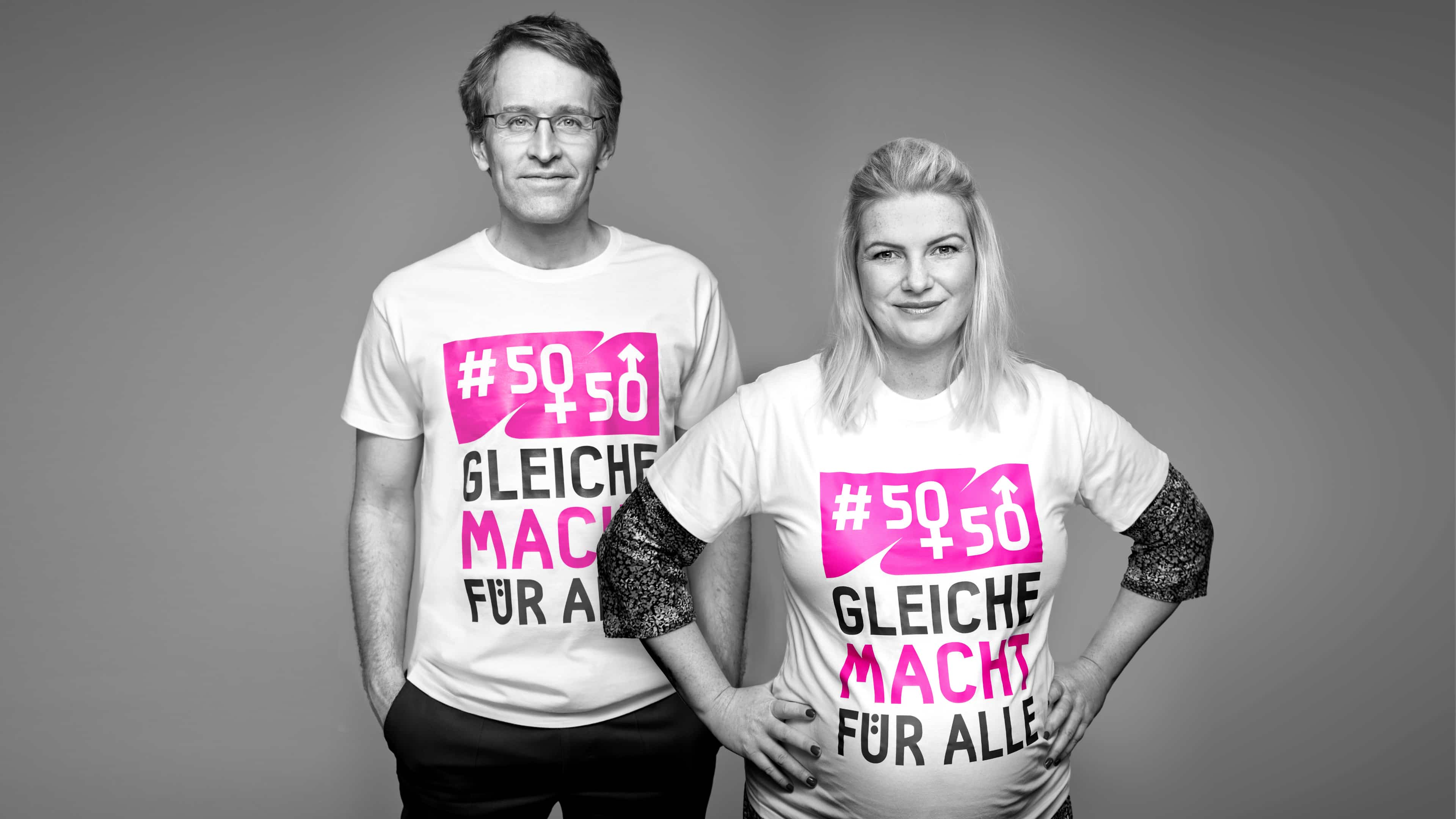 Daniel Günther posiert für den Landesfrauenrat