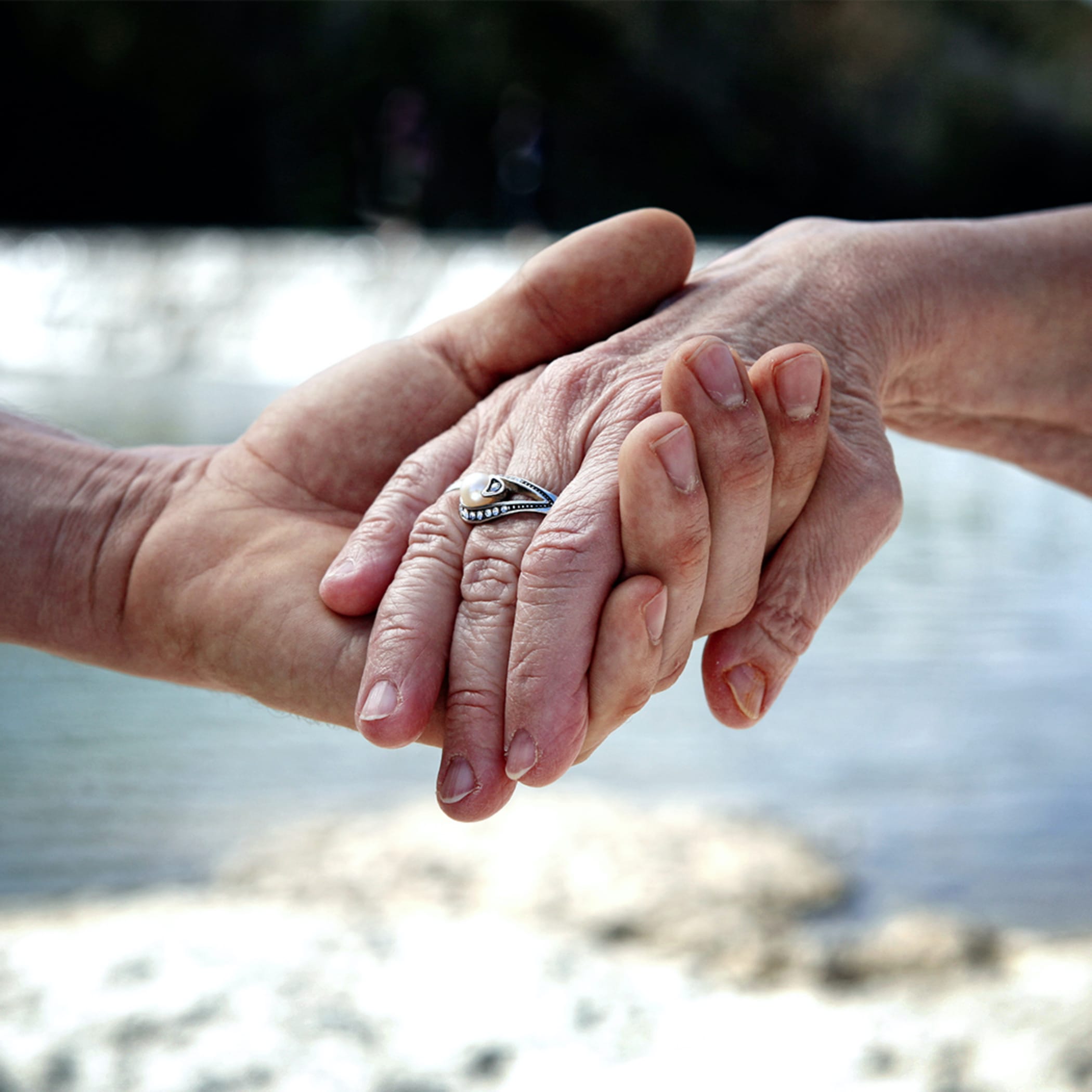 hochzwei_mabe_teaser_03.jpg Zwei Personen halten ihre Hände