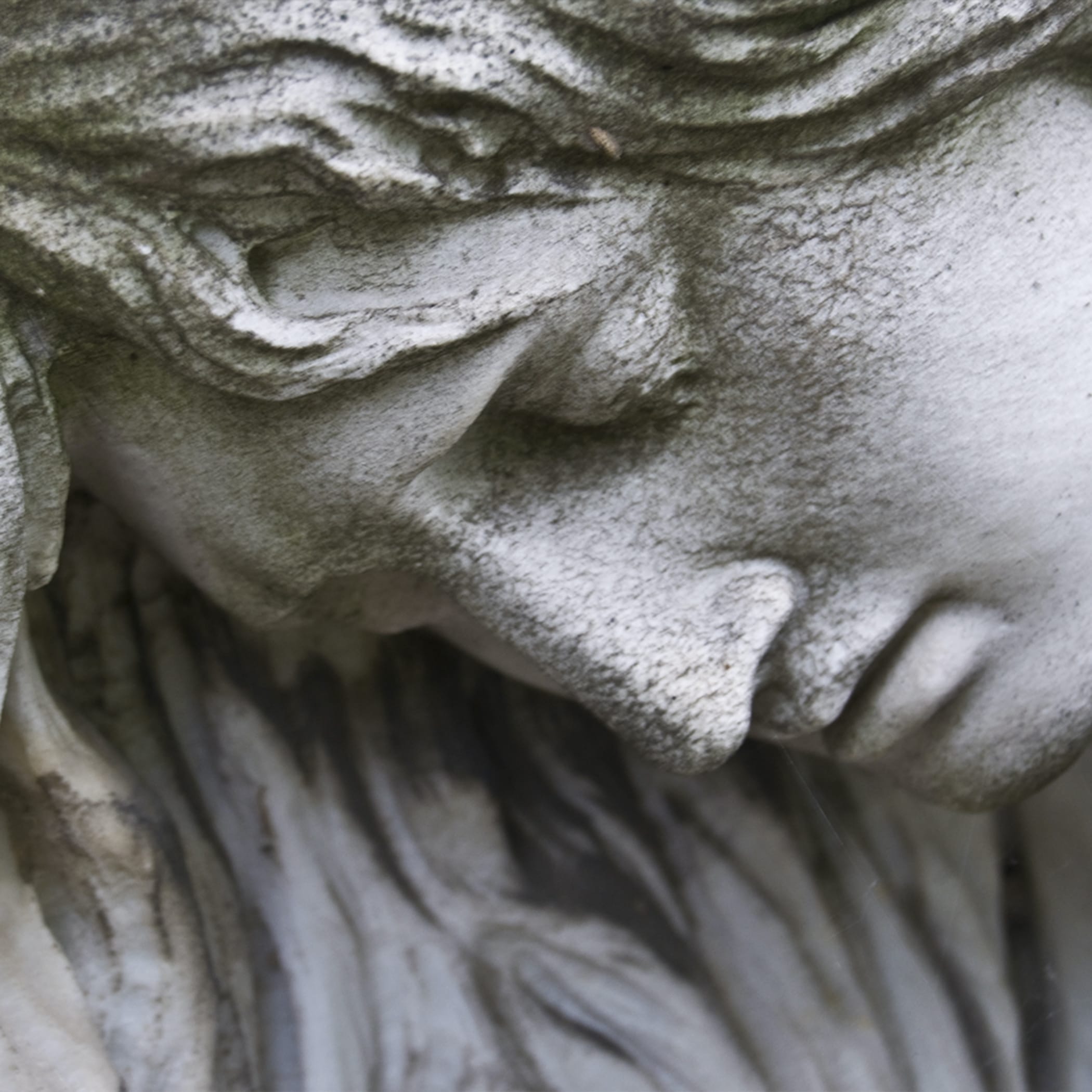 hochzwei_mabe_teaser_06.jpg Nahaufnahme eines gemeiselten Engels